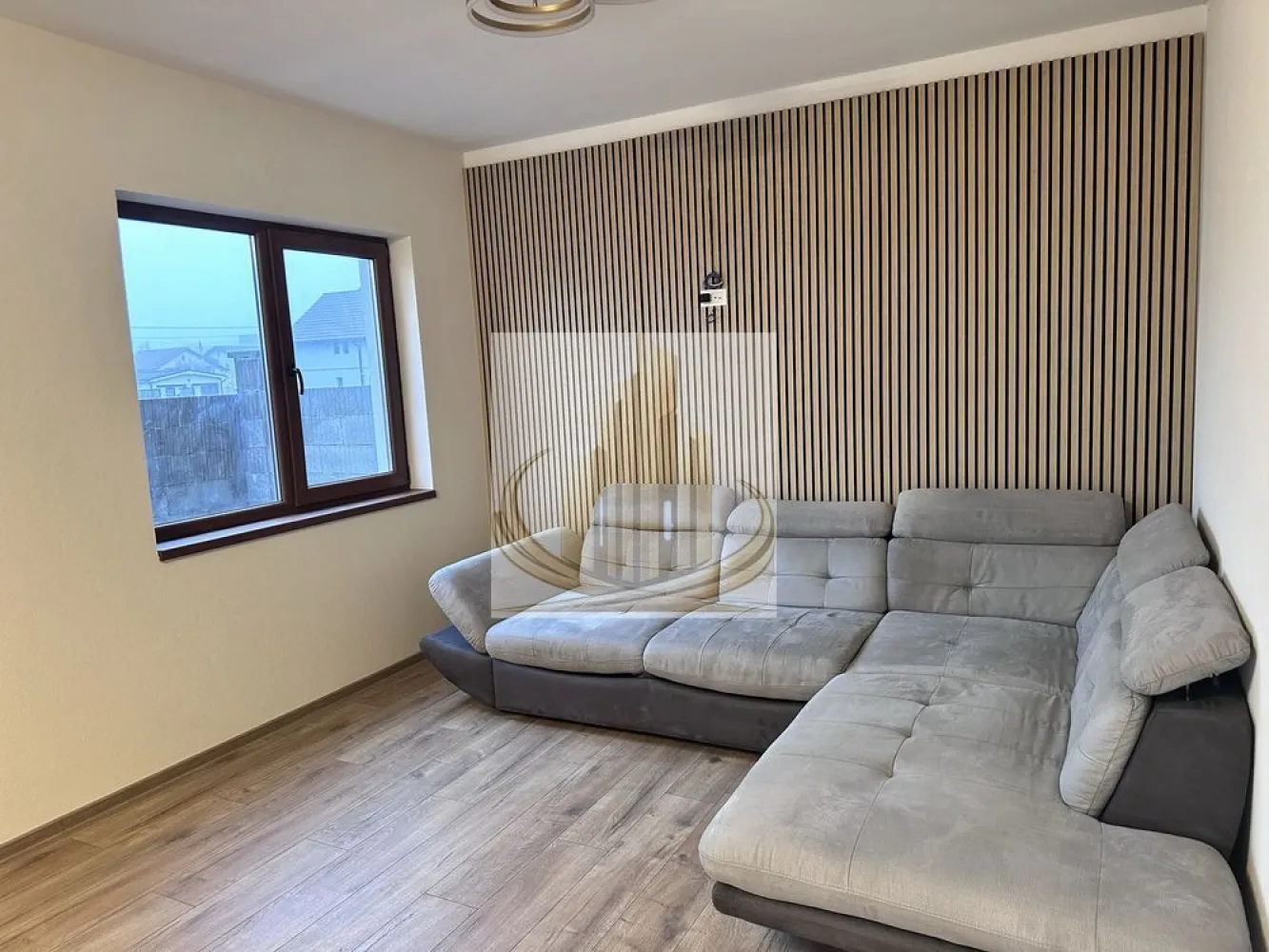 Duplex 130 mp utili | Finisaje superioare | Zonă Cora | Dumbravita - Echipa Grand Mobilis Imobiliare vă propune spre închiriere o proprietate deosebită, construită la standarde superioare, situată într-o zonă rezidențială liniștită și apreciată din zona Cora, una dintre cele mai căutate zone ale Dumbrăviței.

Această locuință se remarcă prin calitatea construcției și nivelul ridicat de confort oferit. Spre deosebire de majoritatea duplexurilor de pe piață, cele două unități sunt separate prin zid dublu cu izolație între proprietăți, asigurând un grad excelent de izolare fonică și termică. Totodată, proprietatea beneficiază de planșeu din beton peste etaj, un detaliu constructiv premium care contribuie la durabilitate și confort pe termen lung.

Cu o suprafață utilă de 130 mp, locuința este compartimentată eficient și funcțional:

Parter
hol de acces;
dormitor sau birou;
baie cu cabină de duș;
bucătărie închisă;
living generos și luminos;
bucatarie inchisa;
terasă acoperită și încălzită;
casa scării.

Etaj
hol;
dormitor matrimonial cu dressing;
două dormitoare suplimentare;
baie cu cadă;
acces către pod.

Casa se inchiriaza partial mobilata dar odata cu sosirea chiriasilor, in termen de o saptaman va fi mobilata integral.

În plus, proprietatea dispune de un pod izolat termic, prevăzut cu fereastră Velux, ideal pentru depozitare.

Dotări și finisaje premium
zidărie de 30 cm;
termosistem STO cu polistiren EPS 100;
planșeu din beton peste etaj;
încălzire în pardoseală PURMO;
termostat digital în fiecare încăpere;
centrală în condensare;
gresie Marazzi;
uși Porta Doors;
aparataj electric Gewiss;
corpuri de iluminat premium;
sistem de alarmă;
videointerfon;
poartă culisantă automatizată.
Exterior amenajat complet
grădină cu leylandii maturi;
sistem automat de irigație;
curte amenajată și acces pavat;
2 locuri de parcare în curte;
toate utilitățile disponibile.

Un alt avantaj important îl reprezintă poziționarea excelentă a proprietății. Deși este situată într-o zonă liniștită și exclusiv rezidențială, aceasta beneficiază de acces rapid către toate facilitățile necesare unui stil de viață modern. În imediata apropiere regăsim:

școli și grădinițe;
magazine și supermarketuri;
restaurante și cafenele;
mijloace de transport în comun;
parcuri și zone de recreere.

Totodată, proprietatea oferă acces facil către principalele zone de interes ale orașului, precum Calea Aradului, zona Lipovei și centrul Timișoarei, fiind ideală pentru persoanele care își doresc liniște, fără a renunța la avantajele unei locații foarte bine conectate.

Prin calitatea construcției, compartimentarea excelentă, finisajele premium și poziționarea deosebită, această proprietate reprezintă alegerea ideală pentru o familie care își dorește confort, spațiu și intimitate într-un cadru modern și elegant.

Pentru mai multe detalii sau programarea unei vizionări, echipa Grand Mobilis Imobiliare vă stă cu drag la dispoziție.
ID Intern: CP3131548