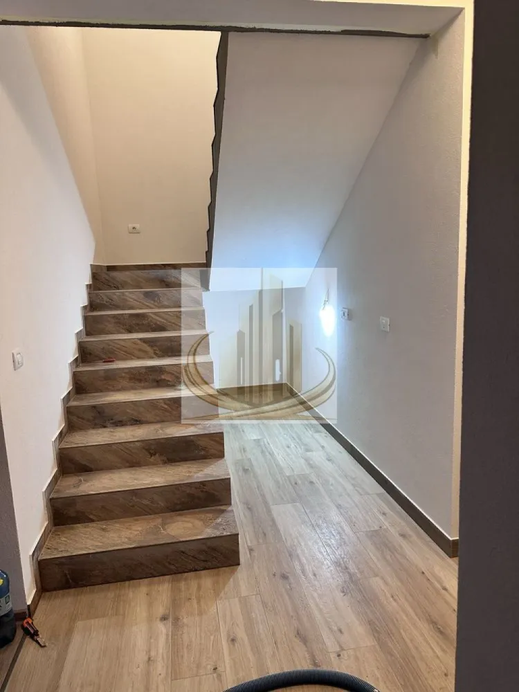 Duplex 130 mp utili | Finisaje superioare | Zonă Cora | Dumbravita - Echipa Grand Mobilis Imobiliare vă propune spre închiriere o proprietate deosebită, construită la standarde superioare, situată într-o zonă rezidențială liniștită și apreciată din zona Cora, una dintre cele mai căutate zone ale Dumbrăviței.

Această locuință se remarcă prin calitatea construcției și nivelul ridicat de confort oferit. Spre deosebire de majoritatea duplexurilor de pe piață, cele două unități sunt separate prin zid dublu cu izolație între proprietăți, asigurând un grad excelent de izolare fonică și termică. Totodată, proprietatea beneficiază de planșeu din beton peste etaj, un detaliu constructiv premium care contribuie la durabilitate și confort pe termen lung.

Cu o suprafață utilă de 130 mp, locuința este compartimentată eficient și funcțional:

Parter
hol de acces;
dormitor sau birou;
baie cu cabină de duș;
bucătărie închisă;
living generos și luminos;
bucatarie inchisa;
terasă acoperită și încălzită;
casa scării.

Etaj
hol;
dormitor matrimonial cu dressing;
două dormitoare suplimentare;
baie cu cadă;
acces către pod.

Casa se inchiriaza partial mobilata dar odata cu sosirea chiriasilor, in termen de o saptaman va fi mobilata integral.

În plus, proprietatea dispune de un pod izolat termic, prevăzut cu fereastră Velux, ideal pentru depozitare.

Dotări și finisaje premium
zidărie de 30 cm;
termosistem STO cu polistiren EPS 100;
planșeu din beton peste etaj;
încălzire în pardoseală PURMO;
termostat digital în fiecare încăpere;
centrală în condensare;
gresie Marazzi;
uși Porta Doors;
aparataj electric Gewiss;
corpuri de iluminat premium;
sistem de alarmă;
videointerfon;
poartă culisantă automatizată.
Exterior amenajat complet
grădină cu leylandii maturi;
sistem automat de irigație;
curte amenajată și acces pavat;
2 locuri de parcare în curte;
toate utilitățile disponibile.

Un alt avantaj important îl reprezintă poziționarea excelentă a proprietății. Deși este situată într-o zonă liniștită și exclusiv rezidențială, aceasta beneficiază de acces rapid către toate facilitățile necesare unui stil de viață modern. În imediata apropiere regăsim:

școli și grădinițe;
magazine și supermarketuri;
restaurante și cafenele;
mijloace de transport în comun;
parcuri și zone de recreere.

Totodată, proprietatea oferă acces facil către principalele zone de interes ale orașului, precum Calea Aradului, zona Lipovei și centrul Timișoarei, fiind ideală pentru persoanele care își doresc liniște, fără a renunța la avantajele unei locații foarte bine conectate.

Prin calitatea construcției, compartimentarea excelentă, finisajele premium și poziționarea deosebită, această proprietate reprezintă alegerea ideală pentru o familie care își dorește confort, spațiu și intimitate într-un cadru modern și elegant.

Pentru mai multe detalii sau programarea unei vizionări, echipa Grand Mobilis Imobiliare vă stă cu drag la dispoziție.
ID Intern: CP3131548