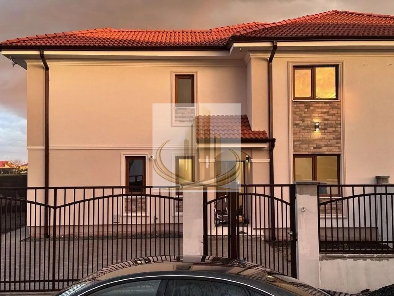 Duplex 130 mp utili | Finisaje superioare | Zonă Cora | Dumbravita - Echipa Grand Mobilis Imobiliare vă propune spre închiriere o proprietate deosebită, construită la standarde superioare, situată într-o zonă rezidențială liniștită și apreciată din zona Cora, una dintre cele mai căutate zone ale Dumbrăviței.

Această locuință se remarcă prin calitatea construcției și nivelul ridicat de confort oferit. Spre deosebire de majoritatea duplexurilor de pe piață, cele două unități sunt separate prin zid dublu cu izolație între proprietăți, asigurând un grad excelent de izolare fonică și termică. Totodată, proprietatea beneficiază de planșeu din beton peste etaj, un detaliu constructiv premium care contribuie la durabilitate și confort pe termen lung.

Cu o suprafață utilă de 130 mp, locuința este compartimentată eficient și funcțional:

Parter
hol de acces;
dormitor sau birou;
baie cu cabină de duș;
bucătărie închisă;
living generos și luminos;
bucatarie inchisa;
terasă acoperită și încălzită;
casa scării.

Etaj
hol;
dormitor matrimonial cu dressing;
două dormitoare suplimentare;
baie cu cadă;
acces către pod.

Casa se inchiriaza partial mobilata dar odata cu sosirea chiriasilor, in termen de o saptaman va fi mobilata integral.

În plus, proprietatea dispune de un pod izolat termic, prevăzut cu fereastră Velux, ideal pentru depozitare.

Dotări și finisaje premium
zidărie de 30 cm;
termosistem STO cu polistiren EPS 100;
planșeu din beton peste etaj;
încălzire în pardoseală PURMO;
termostat digital în fiecare încăpere;
centrală în condensare;
gresie Marazzi;
uși Porta Doors;
aparataj electric Gewiss;
corpuri de iluminat premium;
sistem de alarmă;
videointerfon;
poartă culisantă automatizată.
Exterior amenajat complet
grădină cu leylandii maturi;
sistem automat de irigație;
curte amenajată și acces pavat;
2 locuri de parcare în curte;
toate utilitățile disponibile.

Un alt avantaj important îl reprezintă poziționarea excelentă a proprietății. Deși este situată într-o zonă liniștită și exclusiv rezidențială, aceasta beneficiază de acces rapid către toate facilitățile necesare unui stil de viață modern. În imediata apropiere regăsim:

școli și grădinițe;
magazine și supermarketuri;
restaurante și cafenele;
mijloace de transport în comun;
parcuri și zone de recreere.

Totodată, proprietatea oferă acces facil către principalele zone de interes ale orașului, precum Calea Aradului, zona Lipovei și centrul Timișoarei, fiind ideală pentru persoanele care își doresc liniște, fără a renunța la avantajele unei locații foarte bine conectate.

Prin calitatea construcției, compartimentarea excelentă, finisajele premium și poziționarea deosebită, această proprietate reprezintă alegerea ideală pentru o familie care își dorește confort, spațiu și intimitate într-un cadru modern și elegant.

Pentru mai multe detalii sau programarea unei vizionări, echipa Grand Mobilis Imobiliare vă stă cu drag la dispoziție.
ID Intern: CP3131548