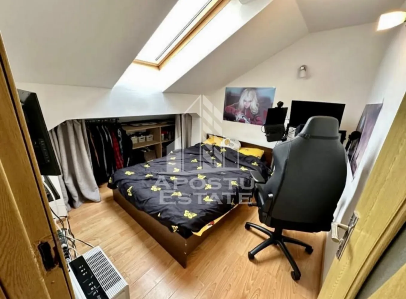 Apartament cu 2 camere de inchiriat, zona Telegrafului, Timisoara - Agentia imobiliara APOSTU ESTATE va propune spre inchiriere un apartament cu 2 camere spatios si luminos, situat la mansarda unui bloc cu 4 etaje in zona Telegrafului, o zona linistita si bine pozitionata din Timisoara, potrivit pentru cupluri sau studenti care isi doresc o locuinta unde sa se simta confortabil si cu acces facil catre scoli, facultati, statii de autobuz si magazine.

Suprafata utila: 46 mp
Compartimentare eficienta:
- Bucatarie inchisa, complet mobilata si utilata, cu loc de luat masa
- Baie prevazuta cu cada si ventilatie artificiala

Confort si facilitati:
- Incalzirea apartamentului se realizeaza prin panouri electrice
- Aer conditionat
- Pet friendly
- Camera cu pat matrimonial
- Apartamentul este complet mobilat si utilat de catre proprietar

Localizare: zona Telegrafului, in apropiere de Facultatea de Medicina, magazinele Kaufland, Lidl, restaurante si mijloace de transport in comun.

Ideal pentru:
- Cupluri
- Studenti
- Persoane singure

Pret chirie: 300€
Programeaza o vizionare pentru a-ti putea imagina viitorul aici!
ID intern: CP2769172
