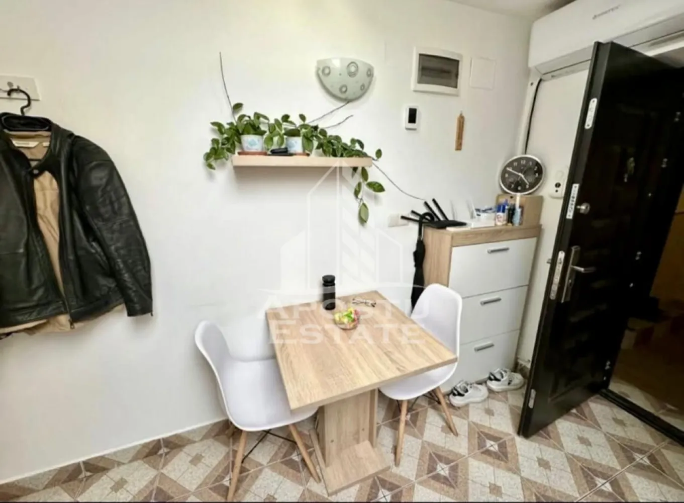 Apartament cu 2 camere de inchiriat, zona Telegrafului, Timisoara - Agentia imobiliara APOSTU ESTATE va propune spre inchiriere un apartament cu 2 camere spatios si luminos, situat la mansarda unui bloc cu 4 etaje in zona Telegrafului, o zona linistita si bine pozitionata din Timisoara, potrivit pentru cupluri sau studenti care isi doresc o locuinta unde sa se simta confortabil si cu acces facil catre scoli, facultati, statii de autobuz si magazine.

Suprafata utila: 46 mp
Compartimentare eficienta:
- Bucatarie inchisa, complet mobilata si utilata, cu loc de luat masa
- Baie prevazuta cu cada si ventilatie artificiala

Confort si facilitati:
- Incalzirea apartamentului se realizeaza prin panouri electrice
- Aer conditionat
- Pet friendly
- Camera cu pat matrimonial
- Apartamentul este complet mobilat si utilat de catre proprietar

Localizare: zona Telegrafului, in apropiere de Facultatea de Medicina, magazinele Kaufland, Lidl, restaurante si mijloace de transport in comun.

Ideal pentru:
- Cupluri
- Studenti
- Persoane singure

Pret chirie: 300€
Programeaza o vizionare pentru a-ti putea imagina viitorul aici!
ID intern: CP2769172