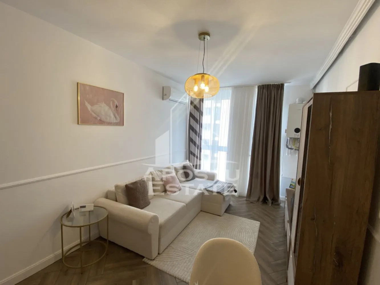 Apartament 2 camere de inchiriat, Campeador City, Timisoara - Agentia imobiliara Apostu Estate va propune spre inchiriere un apartament spatios si elegant cu 2 camere, situat intr-o zona linistita si bine conectata din Torontalului, ideal pentru familii sau persoane care doresc un spatiu generos si confortabil.

Suprafata utila: 46 mp

Compartimentare eficienta:
- Hol de acces generos
- Bucatarie complet mobilata si utilata, cu loc de luat masa
- Living luminos si spatios
- Dormitor matrimonial mobilat
- Baie prevazuta cu cada si ventilatie

Confort si facilitati:
- Centrala termica proprie pe gaz cu incalzire in pardoseala
- Aer conditionat
- Loc de parcare subteran inclus in pret
- Pet friendly
- Apartamentul este complet mobilat si utilat de catre proprietar

Localizare: Zona Torontalului – liniste, acces facil spre oras, in apropiere de magazine, scoli si mijloace de transport in comun.

Ideal pentru:
- Familii
- Cupluri
- Studenti
- Profesionisti care lucreaza remote sau au nevoie de birou acasa

Pret chirie: 400 euro
Programeaza o vizionare!
ID intern: CP2672219