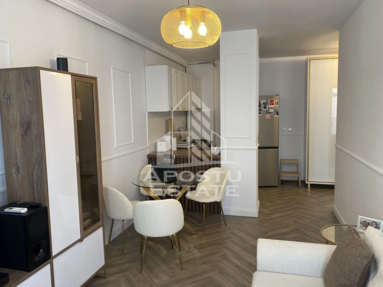 Apartament 2 camere de inchiriat, Campeador City, Timisoara - Agentia imobiliara Apostu Estate va propune spre inchiriere un apartament spatios si elegant cu 2 camere, situat intr-o zona linistita si bine conectata din Torontalului, ideal pentru familii sau persoane care doresc un spatiu generos si confortabil.

Suprafata utila: 46 mp

Compartimentare eficienta:
- Hol de acces generos
- Bucatarie complet mobilata si utilata, cu loc de luat masa
- Living luminos si spatios
- Dormitor matrimonial mobilat
- Baie prevazuta cu cada si ventilatie

Confort si facilitati:
- Centrala termica proprie pe gaz cu incalzire in pardoseala
- Aer conditionat
- Loc de parcare subteran inclus in pret
- Pet friendly
- Apartamentul este complet mobilat si utilat de catre proprietar

Localizare: Zona Torontalului – liniste, acces facil spre oras, in apropiere de magazine, scoli si mijloace de transport in comun.

Ideal pentru:
- Familii
- Cupluri
- Studenti
- Profesionisti care lucreaza remote sau au nevoie de birou acasa

Pret chirie: 400 euro
Programeaza o vizionare!
ID intern: CP2672219