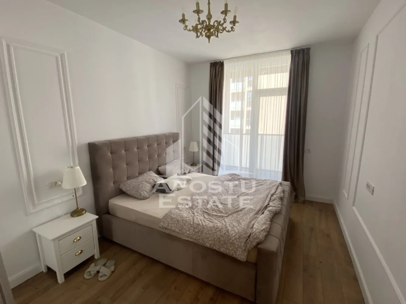 Apartament 2 camere de inchiriat, Campeador City, Timisoara - Agentia imobiliara Apostu Estate va propune spre inchiriere un apartament spatios si elegant cu 2 camere, situat intr-o zona linistita si bine conectata din Torontalului, ideal pentru familii sau persoane care doresc un spatiu generos si confortabil.

Suprafata utila: 46 mp

Compartimentare eficienta:
- Hol de acces generos
- Bucatarie complet mobilata si utilata, cu loc de luat masa
- Living luminos si spatios
- Dormitor matrimonial mobilat
- Baie prevazuta cu cada si ventilatie

Confort si facilitati:
- Centrala termica proprie pe gaz cu incalzire in pardoseala
- Aer conditionat
- Loc de parcare subteran inclus in pret
- Pet friendly
- Apartamentul este complet mobilat si utilat de catre proprietar

Localizare: Zona Torontalului – liniste, acces facil spre oras, in apropiere de magazine, scoli si mijloace de transport in comun.

Ideal pentru:
- Familii
- Cupluri
- Studenti
- Profesionisti care lucreaza remote sau au nevoie de birou acasa

Pret chirie: 400 euro
Programeaza o vizionare!
ID intern: CP2672219