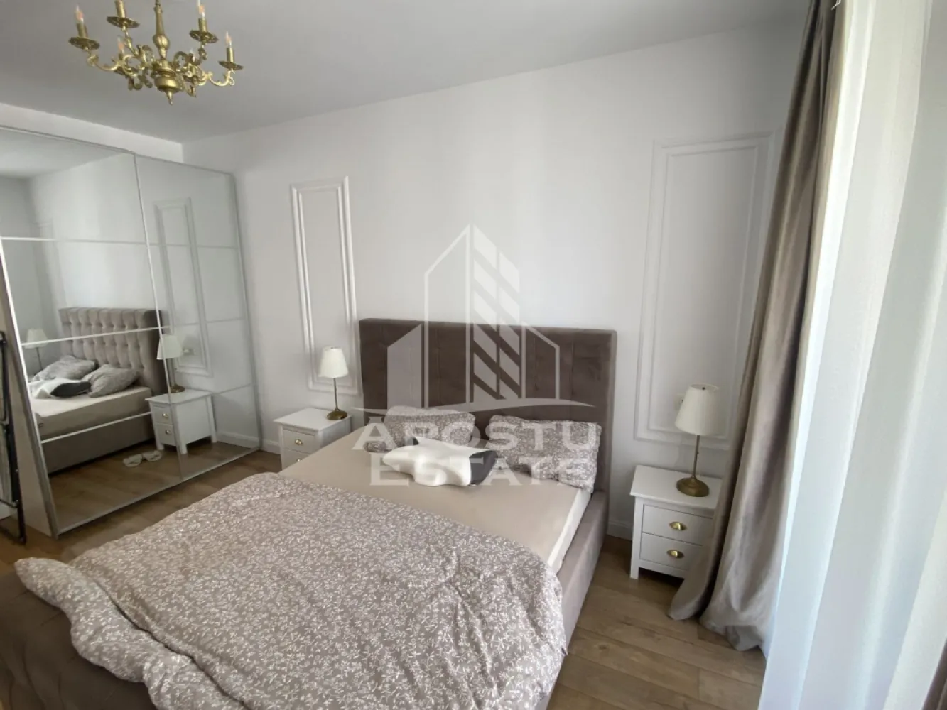 Apartament 2 camere de inchiriat, Campeador City, Timisoara - Agentia imobiliara Apostu Estate va propune spre inchiriere un apartament spatios si elegant cu 2 camere, situat intr-o zona linistita si bine conectata din Torontalului, ideal pentru familii sau persoane care doresc un spatiu generos si confortabil.

Suprafata utila: 46 mp

Compartimentare eficienta:
- Hol de acces generos
- Bucatarie complet mobilata si utilata, cu loc de luat masa
- Living luminos si spatios
- Dormitor matrimonial mobilat
- Baie prevazuta cu cada si ventilatie

Confort si facilitati:
- Centrala termica proprie pe gaz cu incalzire in pardoseala
- Aer conditionat
- Loc de parcare subteran inclus in pret
- Pet friendly
- Apartamentul este complet mobilat si utilat de catre proprietar

Localizare: Zona Torontalului – liniste, acces facil spre oras, in apropiere de magazine, scoli si mijloace de transport in comun.

Ideal pentru:
- Familii
- Cupluri
- Studenti
- Profesionisti care lucreaza remote sau au nevoie de birou acasa

Pret chirie: 400 euro
Programeaza o vizionare!
ID intern: CP2672219