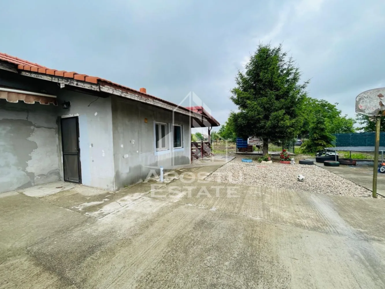 Casa primitoare de vanzare in Iratosu /120mp+teren 1400mp - Apostu Estate va propune spre vanzare o casa cu 3 camere spațioase și luminoase de 120mp. +teren de 1400mp inclus.
Bucătărie funcțională, Baie complet utilată, Centrală proprie pe lemne (încălzire asigurată)
Locuibilă imediat.
Curte și anexe: Curte asfaltată (curată și ușor de întreținut).
Anexe gospodărești utile pentru depozitare.
Utilități: Apă curentă trasă și curent electric.
Langa terenul inclus mai exista un teren de 1300 mp( pret separat) ideal pentru livadă sau construcție nouă.
 Avantaje zonă: Zonă liniștită, ferită de aglomerație.
Acces rapid și facil către orașul Arad.
Comunitate liniștită și vecini gospodari.
CP3131773