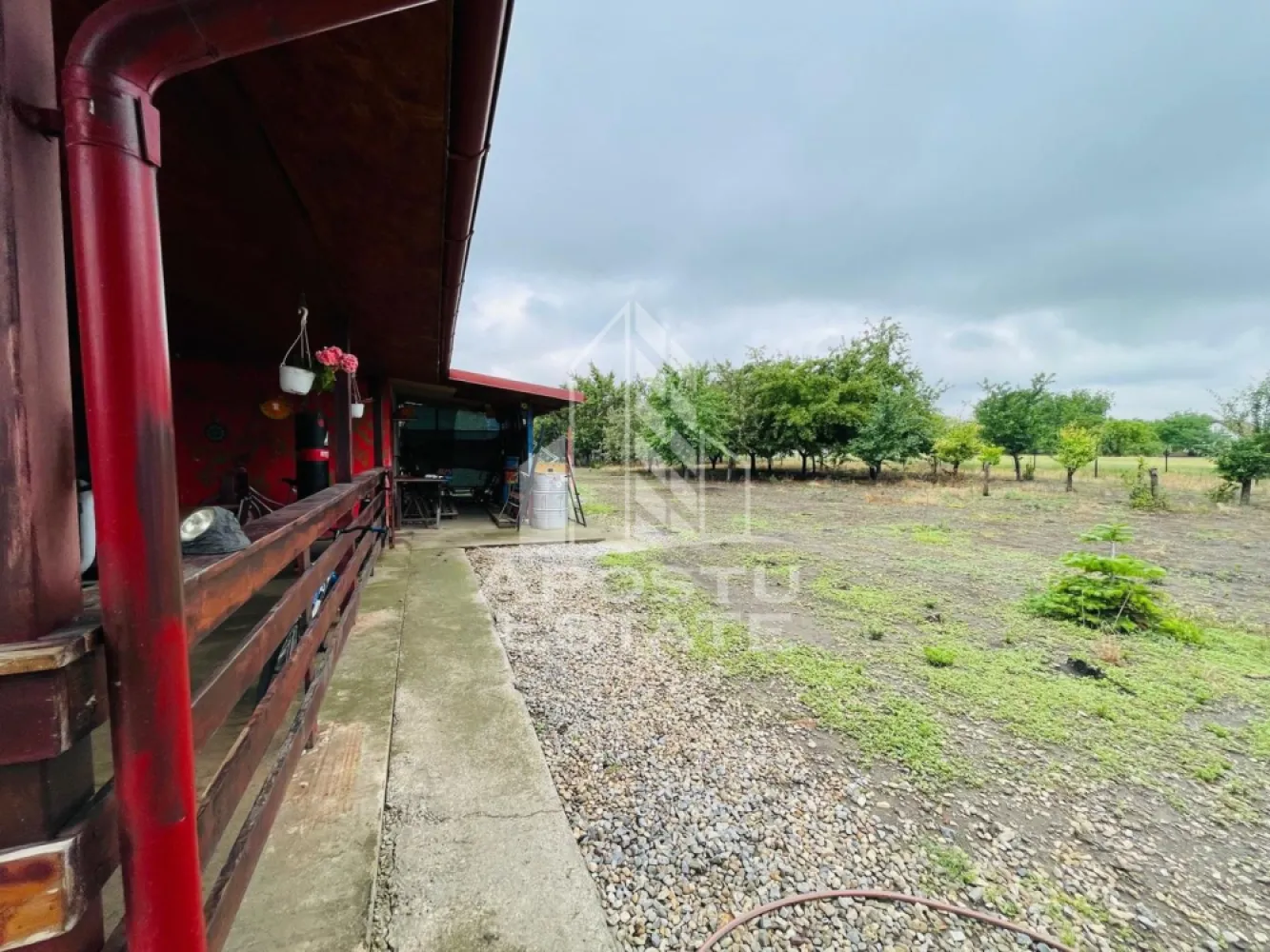 Casa primitoare de vanzare in Iratosu /120mp+teren 1400mp - Apostu Estate va propune spre vanzare o casa cu 3 camere spațioase și luminoase de 120mp. +teren de 1400mp inclus.
Bucătărie funcțională, Baie complet utilată, Centrală proprie pe lemne (încălzire asigurată)
Locuibilă imediat.
Curte și anexe: Curte asfaltată (curată și ușor de întreținut).
Anexe gospodărești utile pentru depozitare.
Utilități: Apă curentă trasă și curent electric.
Langa terenul inclus mai exista un teren de 1300 mp( pret separat) ideal pentru livadă sau construcție nouă.
 Avantaje zonă: Zonă liniștită, ferită de aglomerație.
Acces rapid și facil către orașul Arad.
Comunitate liniștită și vecini gospodari.
CP3131773