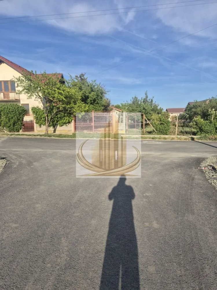 Teren intravilan de vînzare - Vînd teren intravilan în Gearmata 700mp cu front stradal generos 20m/35m ideal pentru investiție construcție duplex sau casă familiară in puz Motruna ! Infrastructură drum asfaltat,gaz metan la 6m racordare,conducte apă peste drum -6m, canalizare ,firida curent electric 20m distanță , trotuar in fata terenului ,iluminat stradal,fibra optică telefonie și net !!! Distanță 8 km pînă la intrarea în Timișoara ,1,5 km iesire către aitostrada A1 , 3km pînă la aeroportul intermațional Traian Vuia -Timisoara !!! Preț 82eu/mp negociabil.
