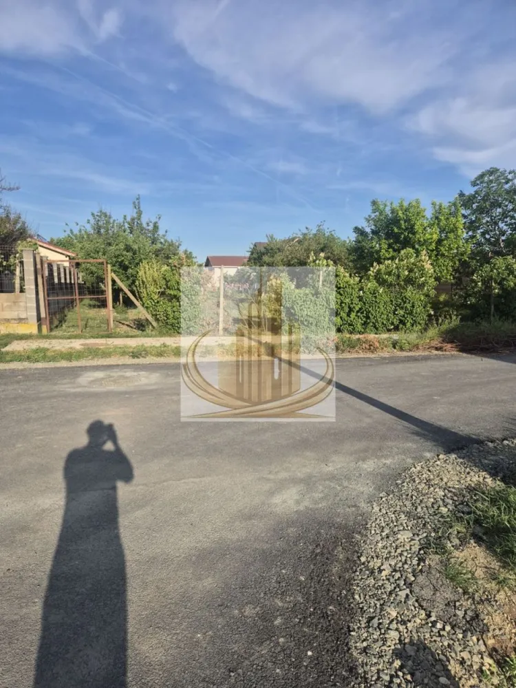 Teren intravilan de vînzare - Vînd teren intravilan în Gearmata 700mp cu front stradal generos 20m/35m ideal pentru investiție construcție duplex sau casă familiară in puz Motruna ! Infrastructură drum asfaltat,gaz metan la 6m racordare,conducte apă peste drum -6m, canalizare ,firida curent electric 20m distanță , trotuar in fata terenului ,iluminat stradal,fibra optică telefonie și net !!! Distanță 8 km pînă la intrarea în Timișoara ,1,5 km iesire către aitostrada A1 , 3km pînă la aeroportul intermațional Traian Vuia -Timisoara !!! Preț 82eu/mp negociabil.