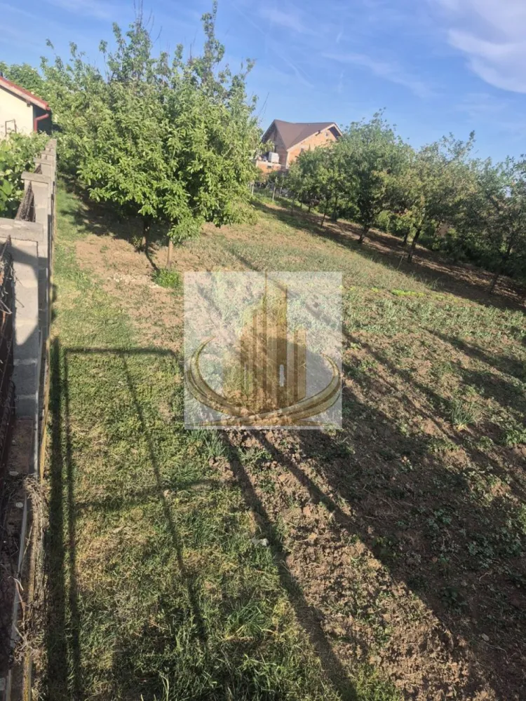 Teren intravilan de vînzare - Vînd teren intravilan în Gearmata 700mp cu front stradal generos 20m/35m ideal pentru investiție construcție duplex sau casă familiară in puz Motruna ! Infrastructură drum asfaltat,gaz metan la 6m racordare,conducte apă peste drum -6m, canalizare ,firida curent electric 20m distanță , trotuar in fata terenului ,iluminat stradal,fibra optică telefonie și net !!! Distanță 8 km pînă la intrarea în Timișoara ,1,5 km iesire către aitostrada A1 , 3km pînă la aeroportul intermațional Traian Vuia -Timisoara !!! Preț 82eu/mp negociabil.