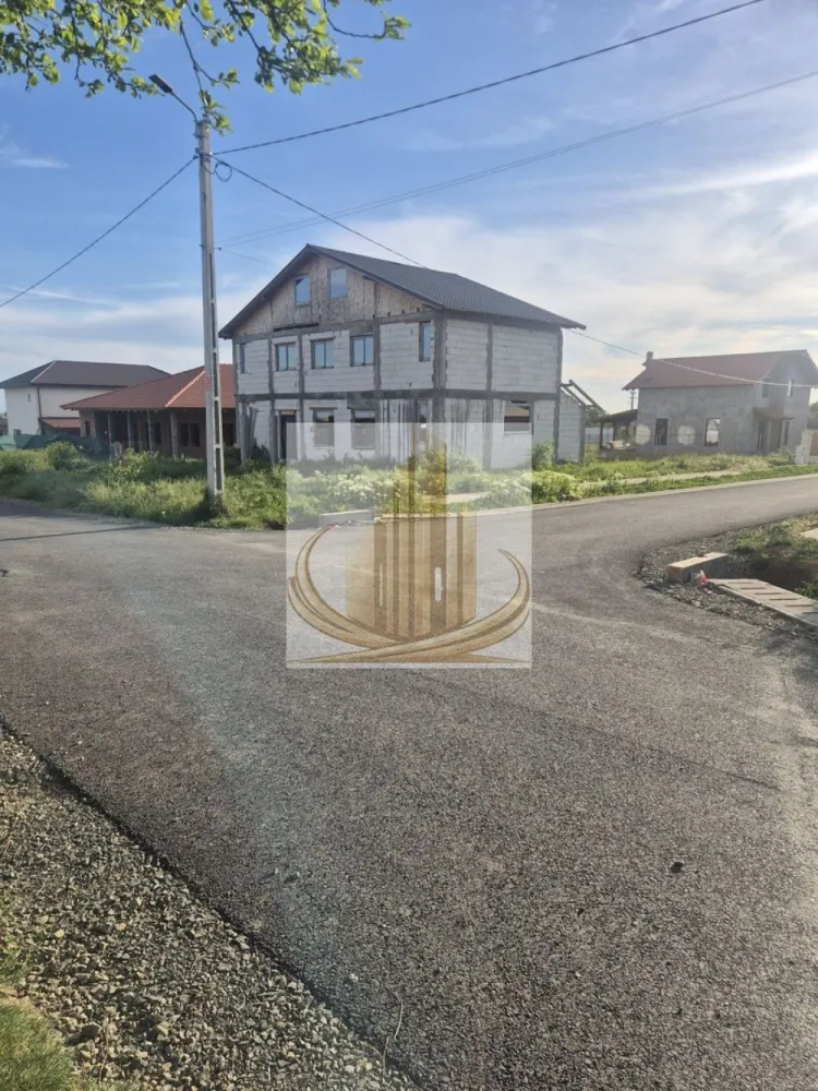 Teren intravilan de vînzare - Vînd teren intravilan în Gearmata 700mp cu front stradal generos 20m/35m ideal pentru investiție construcție duplex sau casă familiară in puz Motruna ! Infrastructură drum asfaltat,gaz metan la 6m racordare,conducte apă peste drum -6m, canalizare ,firida curent electric 20m distanță , trotuar in fata terenului ,iluminat stradal,fibra optică telefonie și net !!! Distanță 8 km pînă la intrarea în Timișoara ,1,5 km iesire către aitostrada A1 , 3km pînă la aeroportul intermațional Traian Vuia -Timisoara !!! Preț 82eu/mp negociabil.