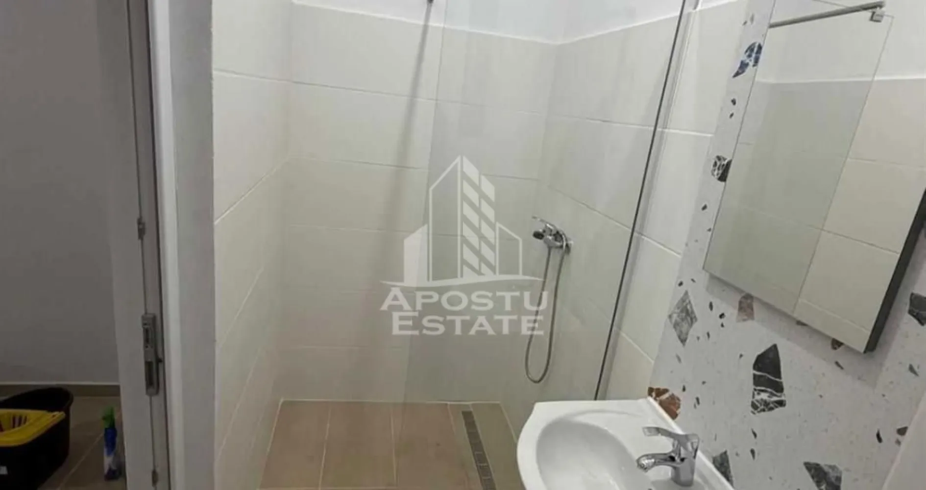 Apartament cu 1 camera, de vanzare, zona Elisabetin, Timisoara - APOSTU ESTATE va propune spre vanzare un apartament cu 1 camera, situat la curte comuna , in zona Elisabetin, Timisoara, judetul Timis,

Apartamentul este situat la parter si are o suprafata de 33 mp , beneficiaza de cota parte teren 80 mp aproximativ. si 2 boxe la subsol, trecute in Cf

Compartimentare:

- Bucatarie

- Camera

- Baie cu geam si dus

Confortul termic este realizat prin intermediul centralei proprii pe gaz, incalzire in parsodeala, apartamentul a fost renovat integral de catre proprietar.

Zona foarte linistita cu numeroase facilitati si puncte de interes precum: acces rapid si usor la mijloacele de transport in comun, piata si alte supermarket-uri in apropiere, farmacii, institutii de invatamant, restaurante, baruri, cafenele si multe altele.

Agentia imobiliara Apostu Estate va ofera consultanta bancara gratuita prin intermediul colaboratorilor nostri pentru alegerea celui mai potrivit tip de credit, astfel incat tu sa devi noul proprietar al acestui apartament.

Va asteptam cu drag la o vizionare!

CP3131156
