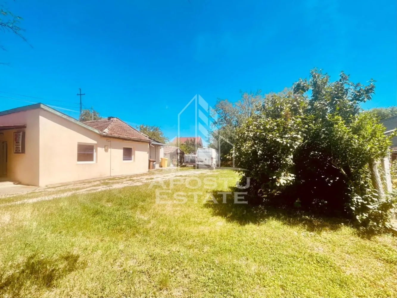 Casa de vanzare- zona Alfa, Penny - Apostu Estate va propune spre vanzare o proprietate versatila situata in zona Alfa, ce ofera un potential excelent atat pentru activitati de birou sau administrative, cat si pentru a fi recompartimentata si utilizata ca locuinta individuala. Imobilul se preteaza perfect pentru cei care cauta o constructie cu un teren generos si curte mare, adaptabila in functie de necesitati.
Suprafata si Compartimentare
Cladirea are o suprafata construita totala de 86.45 mp. In ceea ce priveste suprafetele utile, proprietatea insumeaza 67.05 mp utili impreuna cu magazia, in timp ce corpul principal de cladire are o suprafata utila de 53.9 mp. 
Corpul principal este compus in prezent dintr-un spatiu cu alta destinatie, ideal pentru o zona de receptie sau living in suprafata de 31.20 mp, un birou sau dormitor de 12.25 mp, un vestiar de 4 mp si un grup sanitar de 6.45 mp. Separat, proprietatea dispune de o magazie din panouri sandwich de aproximativ 25 mp utili respectiv o magazie care necesita renovare sau daramare, este din caramida, formata din doua incaperi, cu suprafete de 6.3 mp, respectiv 6.35 mp utili.
Teren, Curte si Utilitati
Terenul pe care se regasesc constructiile are o suprafata totala, conform extrasului CF, de 569 mp, beneficiind de un front stradal generos de aproximativ 22 ml. Curtea libera are o suprafata de aproximativ 470 mp si dispune de o poarta de acces auto cu deschidere automata, spatiul fiind ideal pentru parcare sau amenajari exterioare. Din punct de vedere al utilitatilor, proprietatea este bransata la retelele de apa si curent, iar incalzirea interioara se realizeaza prin intermediul unei centrale electrice cu termostat.
Datorita configuratiei flexibile, imobilul reprezinta o oportunitate pragmatica atat pentru firmele care au nevoie de un sediu cu logistica si curte, cat si pentru persoanele fizice care isi doresc o casa individuala pe care sa o personalizeze dupa propriul gust.
Pentru detalii suplimentare pentru programarea unei vizionari, echipa Apostu Estate va sta cu placere la dispozitie.
ID Anunt: CP3128408
