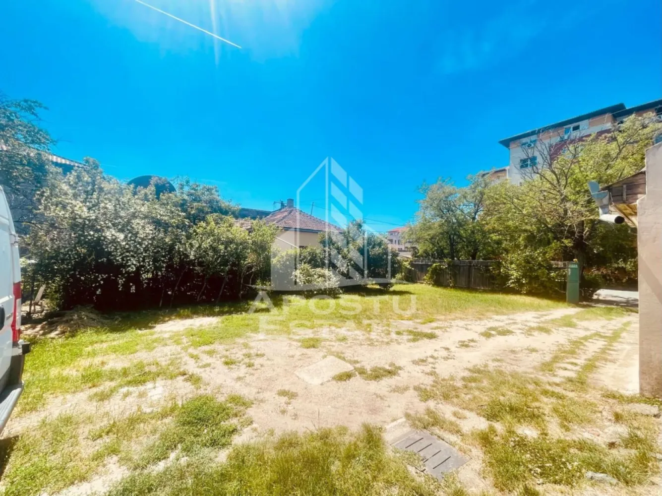 Casa de vanzare- zona Alfa, Penny - Apostu Estate va propune spre vanzare o proprietate versatila situata in zona Alfa, ce ofera un potential excelent atat pentru activitati de birou sau administrative, cat si pentru a fi recompartimentata si utilizata ca locuinta individuala. Imobilul se preteaza perfect pentru cei care cauta o constructie cu un teren generos si curte mare, adaptabila in functie de necesitati.
Suprafata si Compartimentare
Cladirea are o suprafata construita totala de 86.45 mp. In ceea ce priveste suprafetele utile, proprietatea insumeaza 67.05 mp utili impreuna cu magazia, in timp ce corpul principal de cladire are o suprafata utila de 53.9 mp. 
Corpul principal este compus in prezent dintr-un spatiu cu alta destinatie, ideal pentru o zona de receptie sau living in suprafata de 31.20 mp, un birou sau dormitor de 12.25 mp, un vestiar de 4 mp si un grup sanitar de 6.45 mp. Separat, proprietatea dispune de o magazie din panouri sandwich de aproximativ 25 mp utili respectiv o magazie care necesita renovare sau daramare, este din caramida, formata din doua incaperi, cu suprafete de 6.3 mp, respectiv 6.35 mp utili.
Teren, Curte si Utilitati
Terenul pe care se regasesc constructiile are o suprafata totala, conform extrasului CF, de 569 mp, beneficiind de un front stradal generos de aproximativ 22 ml. Curtea libera are o suprafata de aproximativ 470 mp si dispune de o poarta de acces auto cu deschidere automata, spatiul fiind ideal pentru parcare sau amenajari exterioare. Din punct de vedere al utilitatilor, proprietatea este bransata la retelele de apa si curent, iar incalzirea interioara se realizeaza prin intermediul unei centrale electrice cu termostat.
Datorita configuratiei flexibile, imobilul reprezinta o oportunitate pragmatica atat pentru firmele care au nevoie de un sediu cu logistica si curte, cat si pentru persoanele fizice care isi doresc o casa individuala pe care sa o personalizeze dupa propriul gust.
Pentru detalii suplimentare pentru programarea unei vizionari, echipa Apostu Estate va sta cu placere la dispozitie.
ID Anunt: CP3128408