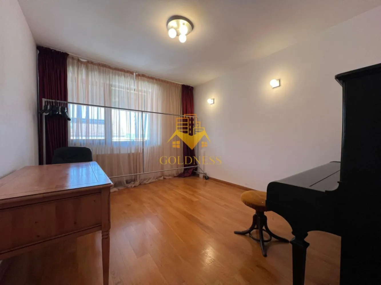 3 camere, Andrei Mureșanu, C. Brâncuși, Home Garden, BT, Careffour - GOLDNESS Imobiliare vă propune spre închiriere un apartament cu 3 camere complet mobilat și utilat, la etajul 2 într-un imobil de 2 etaje, în Cartierul Andrei Muresanu, in apropiere de Str. Constantin Brancusi si mijloacele de transport in comun.
Dispune de loc de parcare in curtea interioara!
Se află în apropierea stațiilor de transport în comun, magazine, restaurante, spații verzi, farmacii, etc. 

Apartamentul este compartimentat astfel:
 - dormitor cu pat matrimonial, dressing, noptiere
 - dormitor/ camera mobilata ca si dressing/ birou
 - living cu bucatarie open space complet utilată și mobilată, canapea extensibilă, loc de servit masa 
 - 2 bai, dintre care una de serviciu si una cu cada, calorifer port prosop și dulap pentru depozitare.
 - 2 balcoane deschise de 15 mp total.

Imobilul este dotat cu toate cele necesare- centrală proprie, frigider, aragaz, hotă, mașină de spălat haine, etc. 

Dacă sunteți interesați de acest apartament și doriți să îl vizionați, dar și pentru alte oferte nu ezitați să ne contactați telefonic sau prin e-mail. Vă stăm la dispoziție!

Pentru intermediere se percepe un comision de 50% din prețul chiriei!