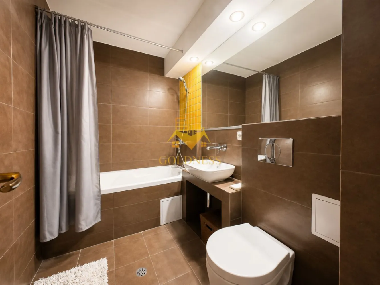 3 camere, Andrei Mureșanu, C. Brâncuși, Home Garden, BT, Careffour - GOLDNESS Imobiliare vă propune spre închiriere un apartament cu 3 camere complet mobilat și utilat, la etajul 2 într-un imobil de 2 etaje, în Cartierul Andrei Muresanu, in apropiere de Str. Constantin Brancusi si mijloacele de transport in comun.
Dispune de loc de parcare in curtea interioara!
Se află în apropierea stațiilor de transport în comun, magazine, restaurante, spații verzi, farmacii, etc. 

Apartamentul este compartimentat astfel:
 - dormitor cu pat matrimonial, dressing, noptiere
 - dormitor/ camera mobilata ca si dressing/ birou
 - living cu bucatarie open space complet utilată și mobilată, canapea extensibilă, loc de servit masa 
 - 2 bai, dintre care una de serviciu si una cu cada, calorifer port prosop și dulap pentru depozitare.
 - 2 balcoane deschise de 15 mp total.

Imobilul este dotat cu toate cele necesare- centrală proprie, frigider, aragaz, hotă, mașină de spălat haine, etc. 

Dacă sunteți interesați de acest apartament și doriți să îl vizionați, dar și pentru alte oferte nu ezitați să ne contactați telefonic sau prin e-mail. Vă stăm la dispoziție!

Pentru intermediere se percepe un comision de 50% din prețul chiriei!