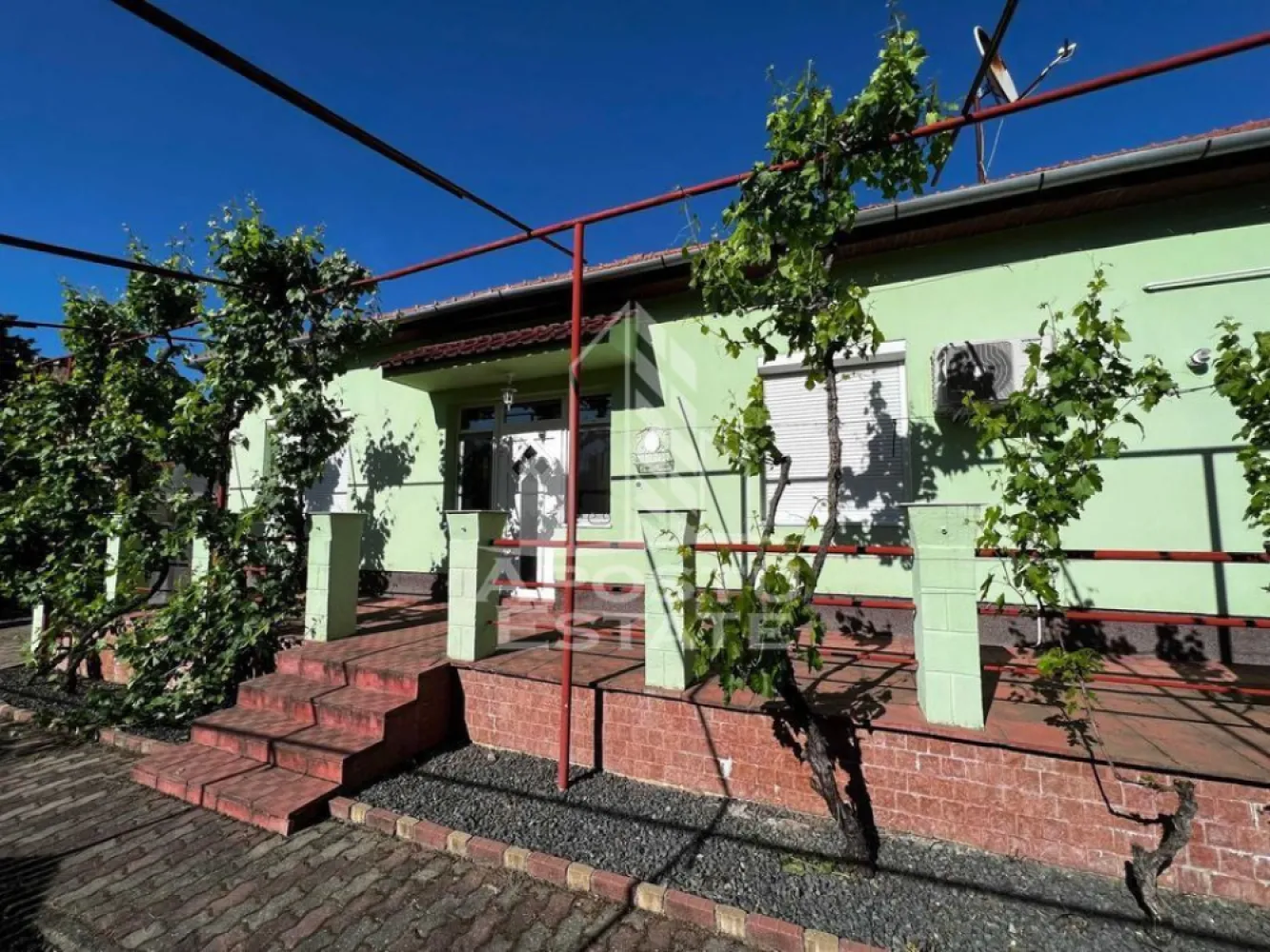 Casa cu 3 camere curte interioara -Zona Ultracentrala - Apostu Estate va propune spre inchiriere o casa cu 3 camere cu curte spatioasa in zona ultracentrala- in inima Orasului .

Casa este amplasata intr-o zona foarte bunaaceasta proprietate reprezinta o oportunitate de a locui intr-un spatiu armonios si confortabil .
Imobilul este compus din 3 camere spatioase si luminoaseconcepute cu atentie la detalii pentru a oferi un mediu de trai luxos si relaxant.
Cladirea are o suprafata de 110 mp si este compartimentat astfel:

-hol de acces
-living
-2 dormitoare
-bucatarie
-baie cu cada si dus 
-spatiu pentru gratare

-spatiu pentru depozitat

-terasa inchisa 

-garaj 
Amplasarea excelenta intr-o zona foarte buna cu acces facil la institutiile publice de pe Bulevardul Revolutiei .
Vecinatati:
-Primarie
-parcuri
-scolii
-strandul Neptun
-instituti bancare

-institutii financiare 
.-Teatru

-Fludix

-Mcdonald's

-Biblioteca

-Piata Mihail Viteazul

-Restaurant Nissara's

-Casa Jelen 

Bucatarie complet utilata cu electrocasnice moderne .
Design interior impecabil cu finisaje de luxobiecte decorative moderne si culori rafinate care creaza o atmosfera placuta si relaxanta in intreaga locuinta.

Va asteptam cu drag la o vizionare! 

 ID intern: 13858.