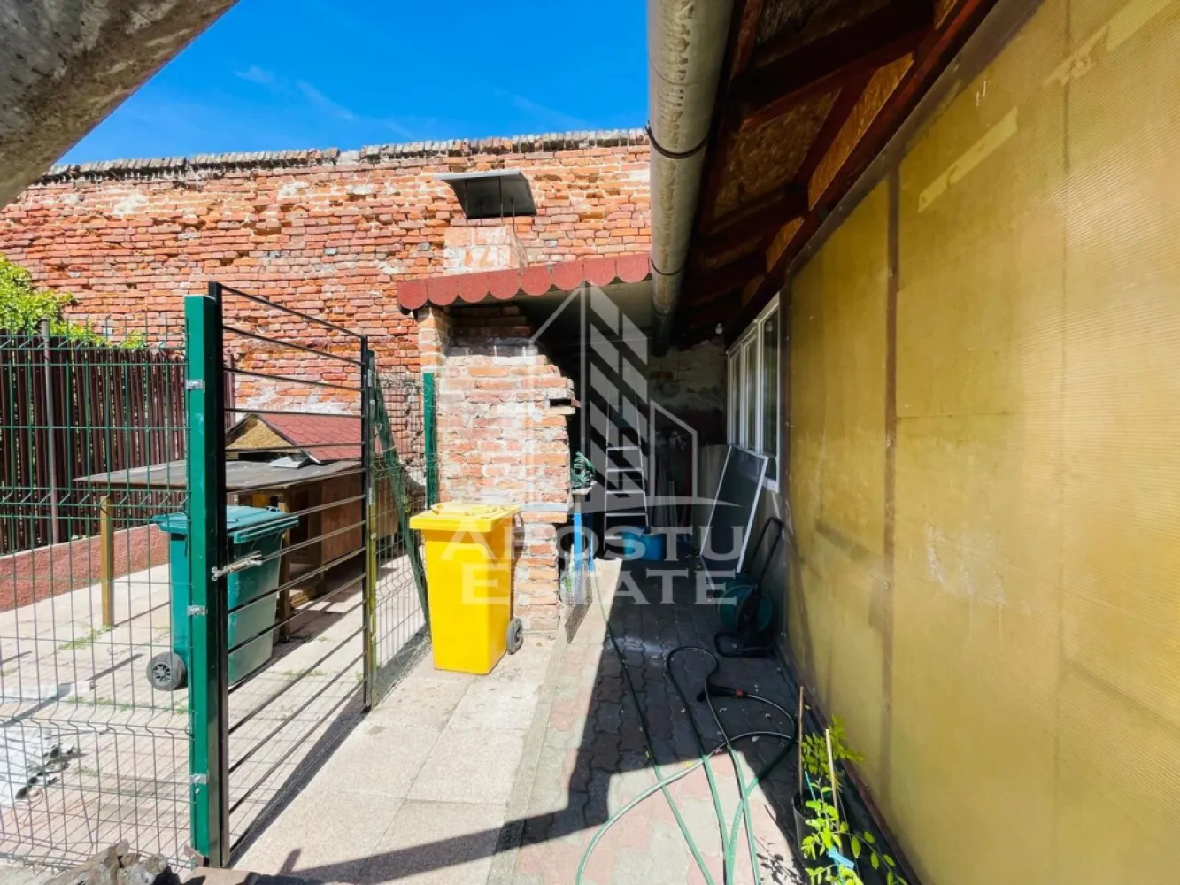Casa cu 3 camere curte interioara -Zona Ultracentrala