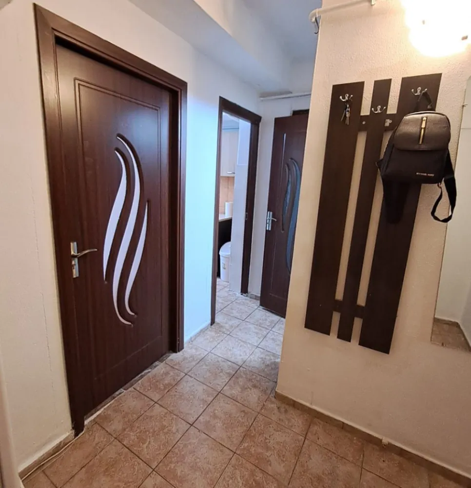 De inchiriat apartament 2 camere Ultracentral, et. 1, 1800 lei - Se oferă spre închiriere un apartament cu 2 camere decomandate, situat ultracentral, la etajul 1 din 4, cu vedere către fața blocului.
Apartamentul este bine compartimentat, luminos și beneficiază de multiple îmbunătățiri:
- Centrală termică nouă Ariston Class One
- Aer condiționat
- Apă contorizată separat
- Parchet din lemn în camere
- Ferestre termopan cu dublă deschidere
- Baie complet renovată
- Mobilier nou
- Televizor în ambele camere.
 Imobilul este amplasat într-un bloc liniștit, în inima orașului, având în imediata apropiere:
- Școală
- Bănci
- Supermarketuri
- Faleza Dunării
- Mijloace de transport și alte puncte de interes.
Apartamentul este ideal pentru persoane care își doresc confort, acces rapid către toate facilitățile urbane și o locație excelentă.
Chirie 1800 lei/luna.
Garantie (returnabila) 1800 lei.
Se percepe comision de internediere.
 Pentru informații suplimentare și programarea unei vizionări:
Tel.:0741.030.291 Marilena.