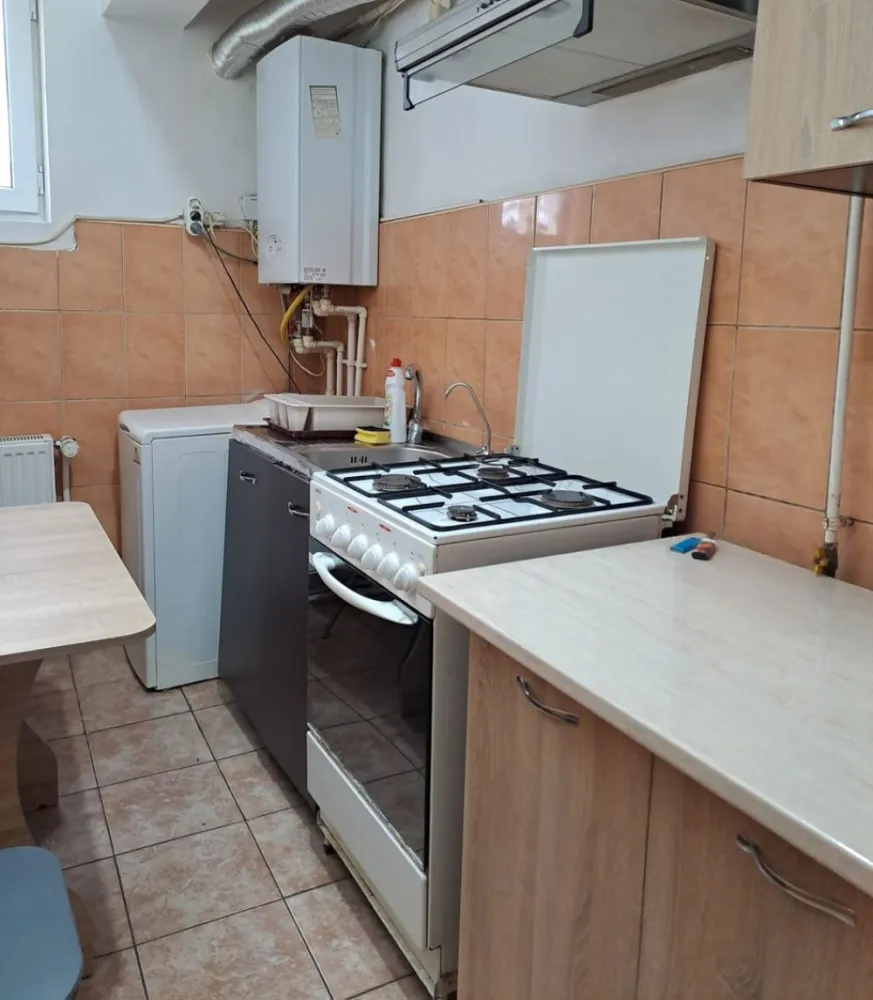 De inchiriat apartament 2 camere Ultracentral, et. 1, 1800 lei - Se oferă spre închiriere un apartament cu 2 camere decomandate, situat ultracentral, la etajul 1 din 4, cu vedere către fața blocului.
Apartamentul este bine compartimentat, luminos și beneficiază de multiple îmbunătățiri:
- Centrală termică nouă Ariston Class One
- Aer condiționat
- Apă contorizată separat
- Parchet din lemn în camere
- Ferestre termopan cu dublă deschidere
- Baie complet renovată
- Mobilier nou
- Televizor în ambele camere.
 Imobilul este amplasat într-un bloc liniștit, în inima orașului, având în imediata apropiere:
- Școală
- Bănci
- Supermarketuri
- Faleza Dunării
- Mijloace de transport și alte puncte de interes.
Apartamentul este ideal pentru persoane care își doresc confort, acces rapid către toate facilitățile urbane și o locație excelentă.
Chirie 1800 lei/luna.
Garantie (returnabila) 1800 lei.
Se percepe comision de internediere.
 Pentru informații suplimentare și programarea unei vizionări:
Tel.:0741.030.291 Marilena.