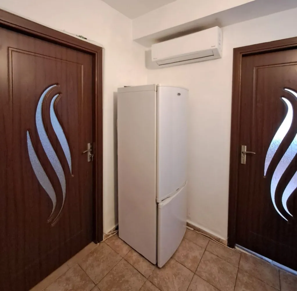De inchiriat apartament 2 camere Ultracentral, et. 1, 1800 lei - Se oferă spre închiriere un apartament cu 2 camere decomandate, situat ultracentral, la etajul 1 din 4, cu vedere către fața blocului.
Apartamentul este bine compartimentat, luminos și beneficiază de multiple îmbunătățiri:
- Centrală termică nouă Ariston Class One
- Aer condiționat
- Apă contorizată separat
- Parchet din lemn în camere
- Ferestre termopan cu dublă deschidere
- Baie complet renovată
- Mobilier nou
- Televizor în ambele camere.
 Imobilul este amplasat într-un bloc liniștit, în inima orașului, având în imediata apropiere:
- Școală
- Bănci
- Supermarketuri
- Faleza Dunării
- Mijloace de transport și alte puncte de interes.
Apartamentul este ideal pentru persoane care își doresc confort, acces rapid către toate facilitățile urbane și o locație excelentă.
Chirie 1800 lei/luna.
Garantie (returnabila) 1800 lei.
Se percepe comision de internediere.
 Pentru informații suplimentare și programarea unei vizionări:
Tel.:0741.030.291 Marilena.