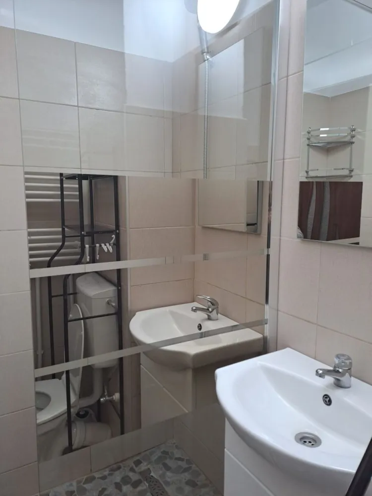 De inchiriat apartament 2 camere Ultracentral, et. 1, 1800 lei - Se oferă spre închiriere un apartament cu 2 camere decomandate, situat ultracentral, la etajul 1 din 4, cu vedere către fața blocului.
Apartamentul este bine compartimentat, luminos și beneficiază de multiple îmbunătățiri:
- Centrală termică nouă Ariston Class One
- Aer condiționat
- Apă contorizată separat
- Parchet din lemn în camere
- Ferestre termopan cu dublă deschidere
- Baie complet renovată
- Mobilier nou
- Televizor în ambele camere.
 Imobilul este amplasat într-un bloc liniștit, în inima orașului, având în imediata apropiere:
- Școală
- Bănci
- Supermarketuri
- Faleza Dunării
- Mijloace de transport și alte puncte de interes.
Apartamentul este ideal pentru persoane care își doresc confort, acces rapid către toate facilitățile urbane și o locație excelentă.
Chirie 1800 lei/luna.
Garantie (returnabila) 1800 lei.
Se percepe comision de internediere.
 Pentru informații suplimentare și programarea unei vizionări:
Tel.:0741.030.291 Marilena.