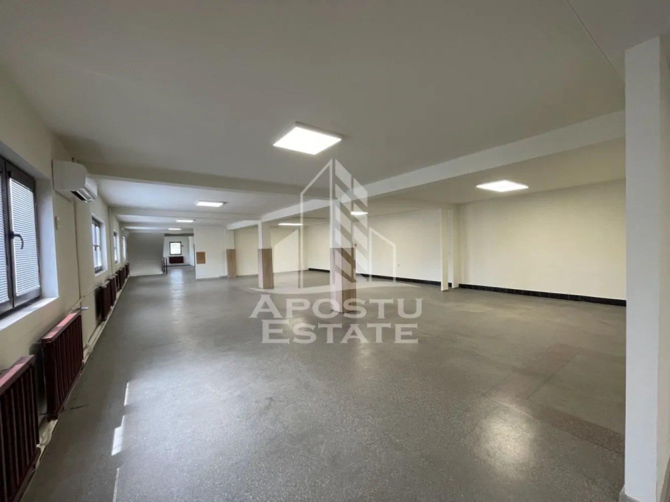 Cladire P+1E+M, 800 mp, teren 1200 mp, Central Dumbravita - Agentia imobiliara Apostu Estate va propune spre inchiriere spatiu comercial de 800 mp si curte betonata, terenul total de 1200 mp, in zona centrala a Dumbravitei.

Spatiul de la parter este de aproximativ 500 mp, cu mai multe puncte de acces, compartimentat in incaperi de diferite suprafete. La etaj si mansarda spatiile sunt necompartimentate.
Cladirea dispune de curent trifazic de putere mare (75 kw), doua centrale termice pe gaz, contorizarea separata pentru toate utilitatile.
Curtea este betonata in proportie de 100% si dispune de poarta de acces de 8 ml.

Pentru mai multe detalii sau pentru stabilirea unei vizionari nu ezitati sa ne contactati.
CP3131820