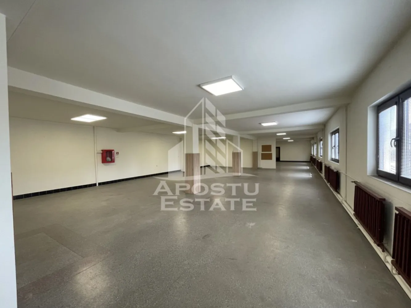 Cladire P+1E+M, 800 mp, teren 1200 mp, Central Dumbravita - Agentia imobiliara Apostu Estate va propune spre inchiriere spatiu comercial de 800 mp si curte betonata, terenul total de 1200 mp, in zona centrala a Dumbravitei.

Spatiul de la parter este de aproximativ 500 mp, cu mai multe puncte de acces, compartimentat in incaperi de diferite suprafete. La etaj si mansarda spatiile sunt necompartimentate.
Cladirea dispune de curent trifazic de putere mare (75 kw), doua centrale termice pe gaz, contorizarea separata pentru toate utilitatile.
Curtea este betonata in proportie de 100% si dispune de poarta de acces de 8 ml.

Pentru mai multe detalii sau pentru stabilirea unei vizionari nu ezitati sa ne contactati.
CP3131820
