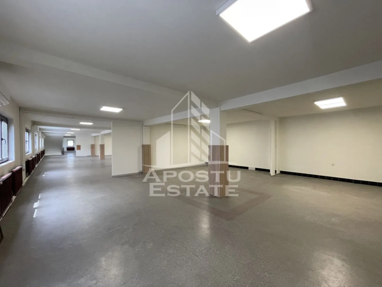 Cladire P+1E+M, 800 mp, teren 1200 mp, Central Dumbravita - Agentia imobiliara Apostu Estate va propune spre inchiriere spatiu comercial de 800 mp si curte betonata, terenul total de 1200 mp, in zona centrala a Dumbravitei.

Spatiul de la parter este de aproximativ 500 mp, cu mai multe puncte de acces, compartimentat in incaperi de diferite suprafete. La etaj si mansarda spatiile sunt necompartimentate.
Cladirea dispune de curent trifazic de putere mare (75 kw), doua centrale termice pe gaz, contorizarea separata pentru toate utilitatile.
Curtea este betonata in proportie de 100% si dispune de poarta de acces de 8 ml.

Pentru mai multe detalii sau pentru stabilirea unei vizionari nu ezitati sa ne contactati.
CP3131820