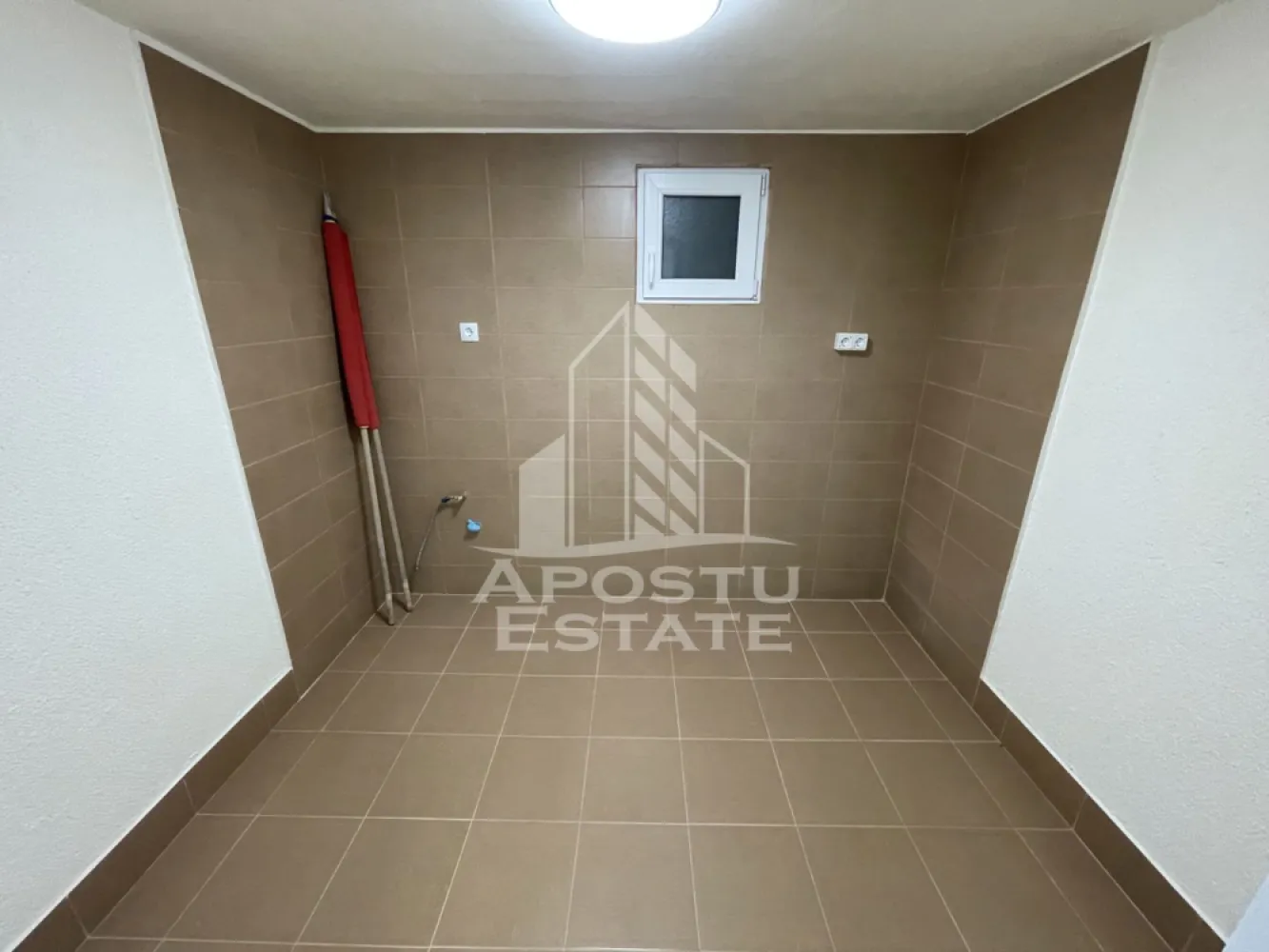Cladire P+1E+M, 800 mp, teren 1200 mp, Central Dumbravita - Agentia imobiliara Apostu Estate va propune spre inchiriere spatiu comercial de 800 mp si curte betonata, terenul total de 1200 mp, in zona centrala a Dumbravitei.

Spatiul de la parter este de aproximativ 500 mp, cu mai multe puncte de acces, compartimentat in incaperi de diferite suprafete. La etaj si mansarda spatiile sunt necompartimentate.
Cladirea dispune de curent trifazic de putere mare (75 kw), doua centrale termice pe gaz, contorizarea separata pentru toate utilitatile.
Curtea este betonata in proportie de 100% si dispune de poarta de acces de 8 ml.

Pentru mai multe detalii sau pentru stabilirea unei vizionari nu ezitati sa ne contactati.
CP3131820