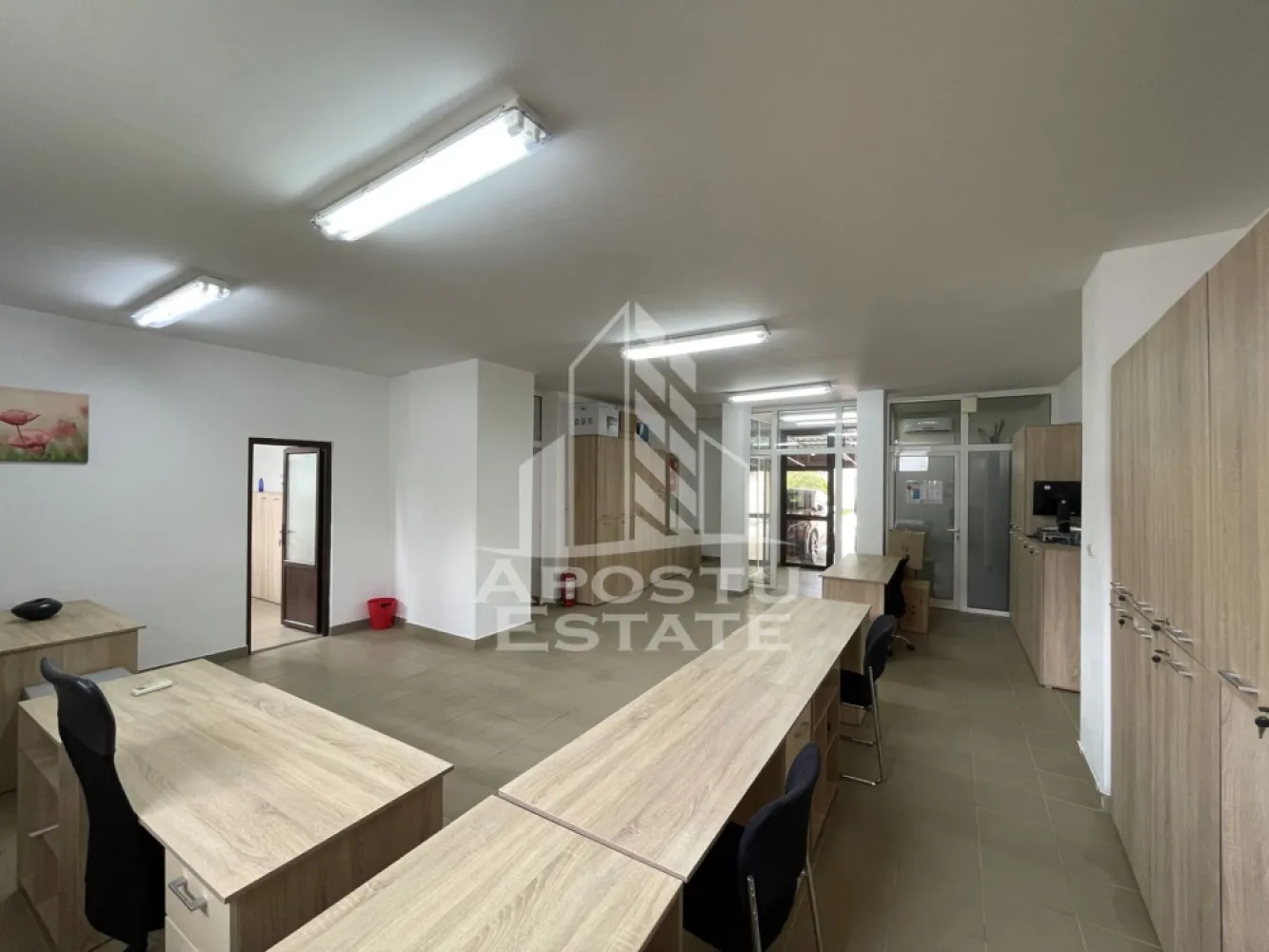 Cladire P+1E+M, 800 mp, teren 1200 mp, Central Dumbravita - Agentia imobiliara Apostu Estate va propune spre inchiriere spatiu comercial de 800 mp si curte betonata, terenul total de 1200 mp, in zona centrala a Dumbravitei.

Spatiul de la parter este de aproximativ 500 mp, cu mai multe puncte de acces, compartimentat in incaperi de diferite suprafete. La etaj si mansarda spatiile sunt necompartimentate.
Cladirea dispune de curent trifazic de putere mare (75 kw), doua centrale termice pe gaz, contorizarea separata pentru toate utilitatile.
Curtea este betonata in proportie de 100% si dispune de poarta de acces de 8 ml.

Pentru mai multe detalii sau pentru stabilirea unei vizionari nu ezitati sa ne contactati.
CP3131820