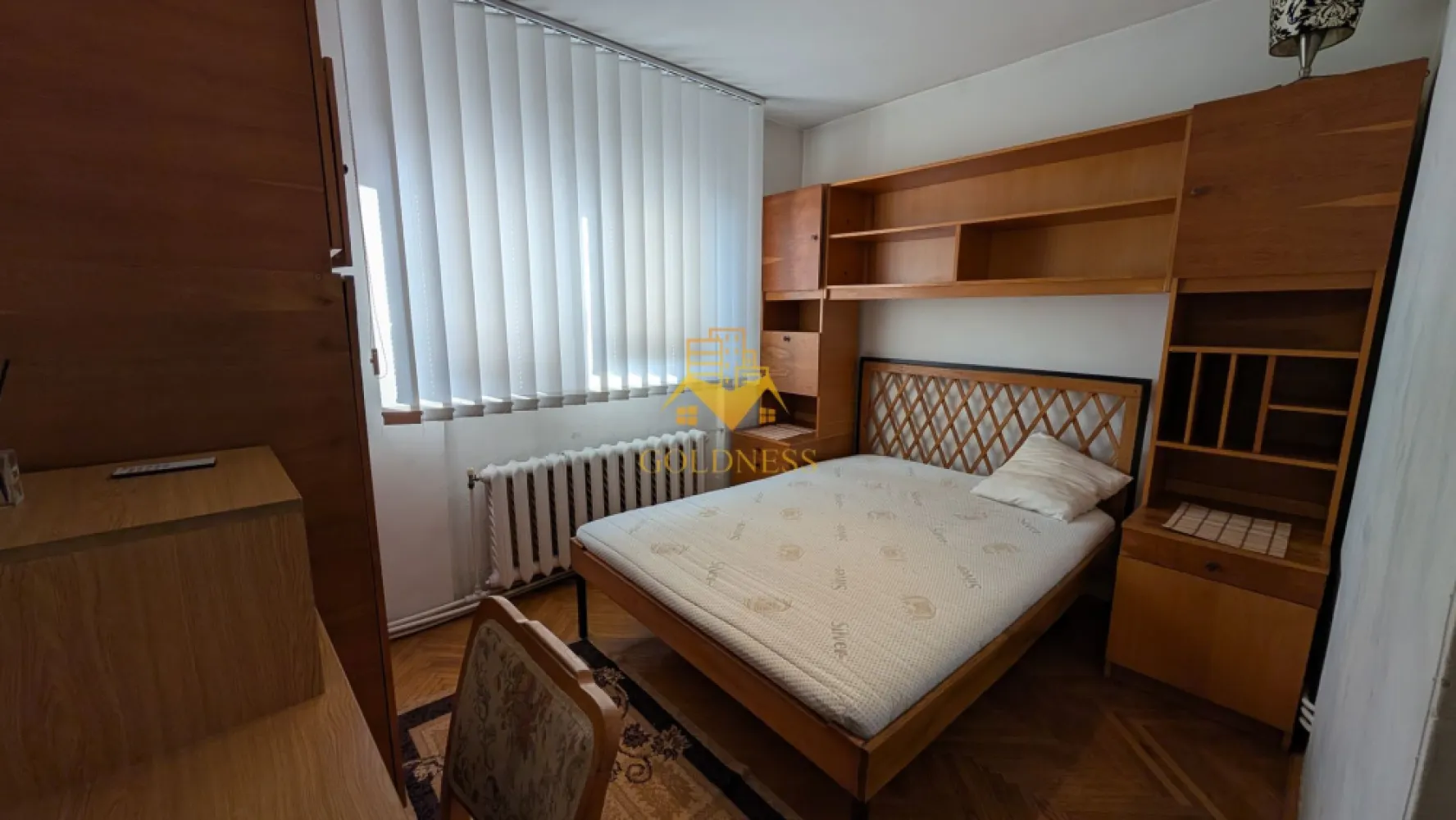 2 camere decomandate, Manastur, Zona Minerva, Primaverii - GOLDNESS Imobiliare vă propune spre închiriere un apartament cu 2 camere, complet mobilat și utilat, la etajul 5 într-un imobil de 7 , în cartierul Manastur.

Apartamentul este compartimentat astfel:
- dormitor cu pat matrimonial, dressing
- cameră cu o canapea extensibilă, noptiere, birou
- baie cu cadă, calorifer, spații de depozitare 
- bucătăria complet utilată și mobilată 
- balcon de 4 mp.

Imobilul este dotat cu toate cele necesare - centrală proprie, mașină de spălat haine, frigider, aragaz.
Se află în apropierea stațiilor de transport în comun, magazine, spații verzi, farmacii, etc.

Dacă sunteți interesați de acest apartament și doriți să îl vizionați, dar și pentru alte oferte sau detalii nu ezitați să ne contactați telefonic sau prin e-mail. Vă stăm la dispoziție!

Pentru intermediere se percepe un comision de 75% din prețul chiriei!