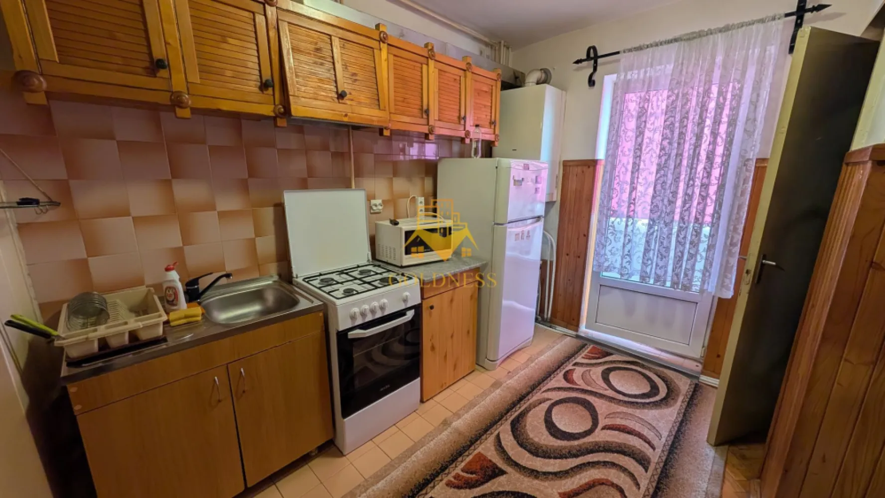 2 camere decomandate, Manastur, Zona Minerva, Primaverii - GOLDNESS Imobiliare vă propune spre închiriere un apartament cu 2 camere, complet mobilat și utilat, la etajul 5 într-un imobil de 7 , în cartierul Manastur.

Apartamentul este compartimentat astfel:
- dormitor cu pat matrimonial, dressing
- cameră cu o canapea extensibilă, noptiere, birou
- baie cu cadă, calorifer, spații de depozitare 
- bucătăria complet utilată și mobilată 
- balcon de 4 mp.

Imobilul este dotat cu toate cele necesare - centrală proprie, mașină de spălat haine, frigider, aragaz.
Se află în apropierea stațiilor de transport în comun, magazine, spații verzi, farmacii, etc.

Dacă sunteți interesați de acest apartament și doriți să îl vizionați, dar și pentru alte oferte sau detalii nu ezitați să ne contactați telefonic sau prin e-mail. Vă stăm la dispoziție!

Pentru intermediere se percepe un comision de 75% din prețul chiriei!