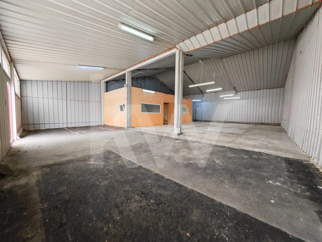 Hala industriala, spatiu depozitare, atelier productie, showroom, 216mp, Sibiu - Se oferă spre închiriere spațiu industrial și comercial de 216 mp situat în Sibiu, zona Turnișor, cu acces facil către centură și autostrada A1. Proprietatea este ideală pentru hală de depozitare rece, atelier mecanic/tehnic, mică producție sau showroom.

Înălțime utilă minimă: 3.10 m - maxim 5.40m
Front stradal: 12 ml
Poartă acces auto: Lățime 3.90 m | Înălțime 2.90 m (acces facil dube/autoutilitare)
Curte comună amenajată (spațiu manevră marfă)
2-3 locuri de parcare private incluse

Spațiul este disponibil imediat pentru vizionare. 