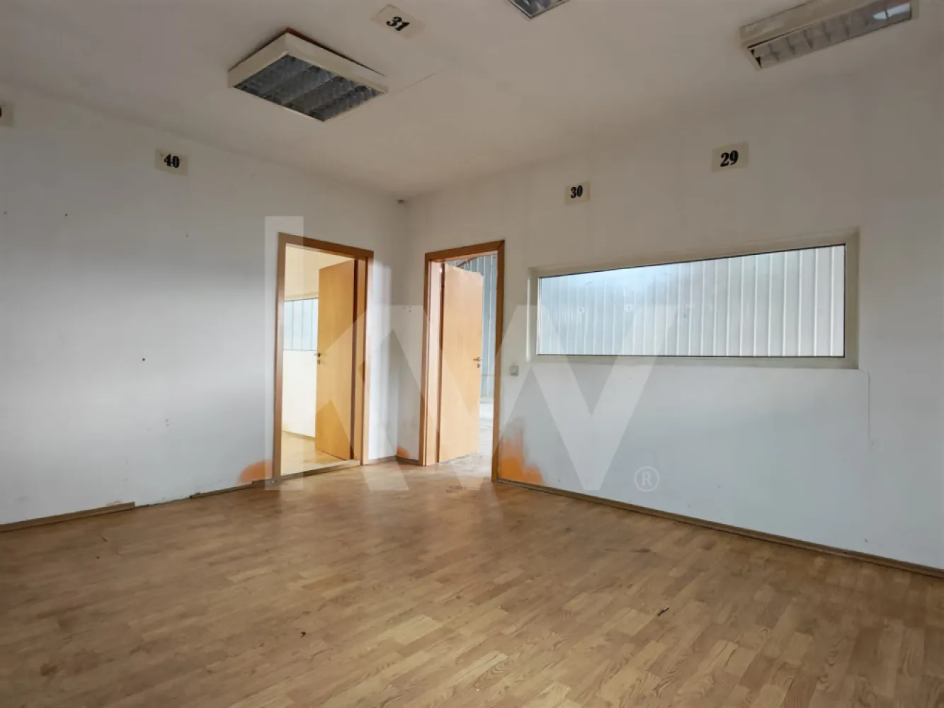 Hala industriala, spatiu depozitare, atelier productie, showroom, 216mp, Sibiu - Se oferă spre închiriere spațiu industrial și comercial de 216 mp situat în Sibiu, zona Turnișor, cu acces facil către centură și autostrada A1. Proprietatea este ideală pentru hală de depozitare rece, atelier mecanic/tehnic, mică producție sau showroom.

Înălțime utilă minimă: 3.10 m - maxim 5.40m
Front stradal: 12 ml
Poartă acces auto: Lățime 3.90 m | Înălțime 2.90 m (acces facil dube/autoutilitare)
Curte comună amenajată (spațiu manevră marfă)
2-3 locuri de parcare private incluse

Spațiul este disponibil imediat pentru vizionare. 