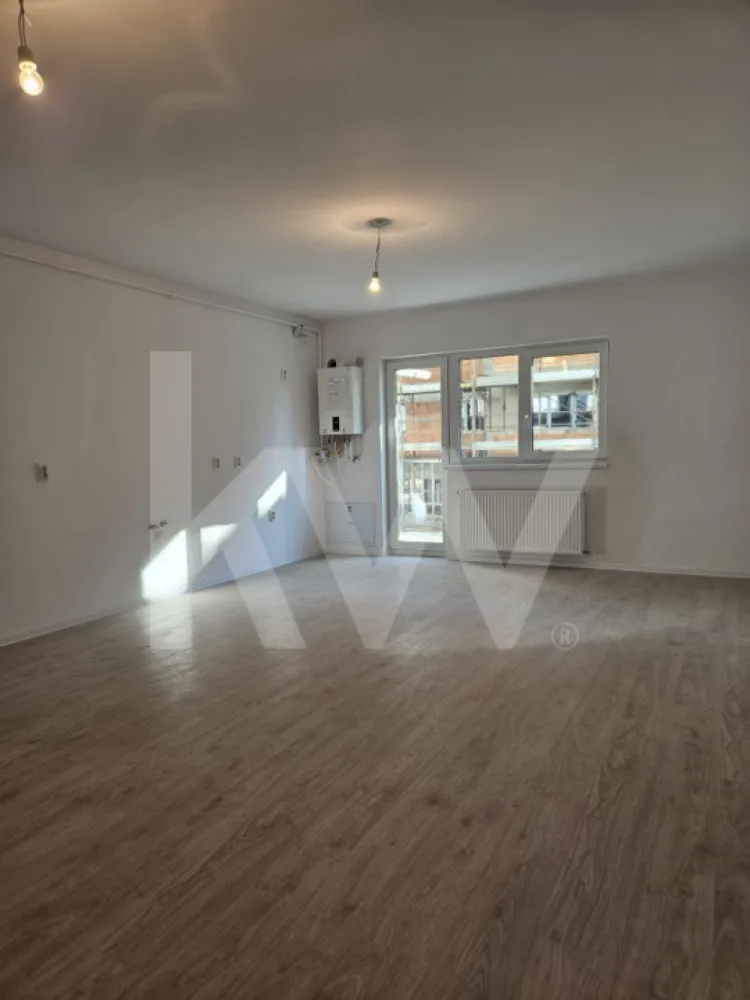 Apartament de vanzare 3 camere Sibiu Doamna Stanca 64mpu finisat cheie - Apartament de vanzare 3 camere Sibiu Doamna Stanca 64mpu finisat la cheie.
Descoperiti noul dumneavoastra camin – un apartament de 3 camere in zona Doamna Stanca!
Va prezentam un apartament spatios, cu o suprafata utila de 63,70 mp, completat de un balcon de 10,47 mp, ideal pentru momente de relaxare. Situat la etajul 1 dintr-un bloc modern cu 6 etaje + etaj retras, acest imobil decomandat imbina confortul si functionalitatea intr-o locatie de exceptie.
Beneficiile pe care le veti avea:
Confort si spatiu: Compartimentare inteligenta, incluzand 2 dormitoare ( unul cu baie proprie ), 2 bai, un living open-space cu bucatarie in suprafata de 29,78mp, nemobilat, dar pregatit sa fie transformat in caminul ideal.
Conexiune cu punctele de interes: Aproape de scoala, gradinita, Shopping City, restaurante si magazine – tot ce aveti nevoie la doar cativa pasi distanta.
Economie de timp și bani: Loc de parcare inclus in pret si toate utilitatile necesare deja disponibile – curent electric, apa, gaz, CATV, fibra optica.
Calitate si siguranta: Blocul este construit in 2025, cu structura din caramida, izolatie termica, interfon si lift. În interior, locuința este va fi pregătită la stadiul de cheie cu finisaje moderne, centrala termică în condensație.
Nu lăsați această oportunitate să vă scape:
Astfel de apartamente, într-o locație atât de dorită, se vând rapid! Imaginați-vă cum ar fi să trăiți într-o locuință nouă, sigură, confortabilă și conectată la toate facilitățile zonei.

Ce trebuie să faceți acum?
Contactați-ne pentru a programa un tur de vizionare. Vă vom ghida personal și vă vom arăta cum acest apartament poate deveni casa pe care ați visat-o întotdeauna.
Acum este momentul să transformați această oportunitate în realitate!
