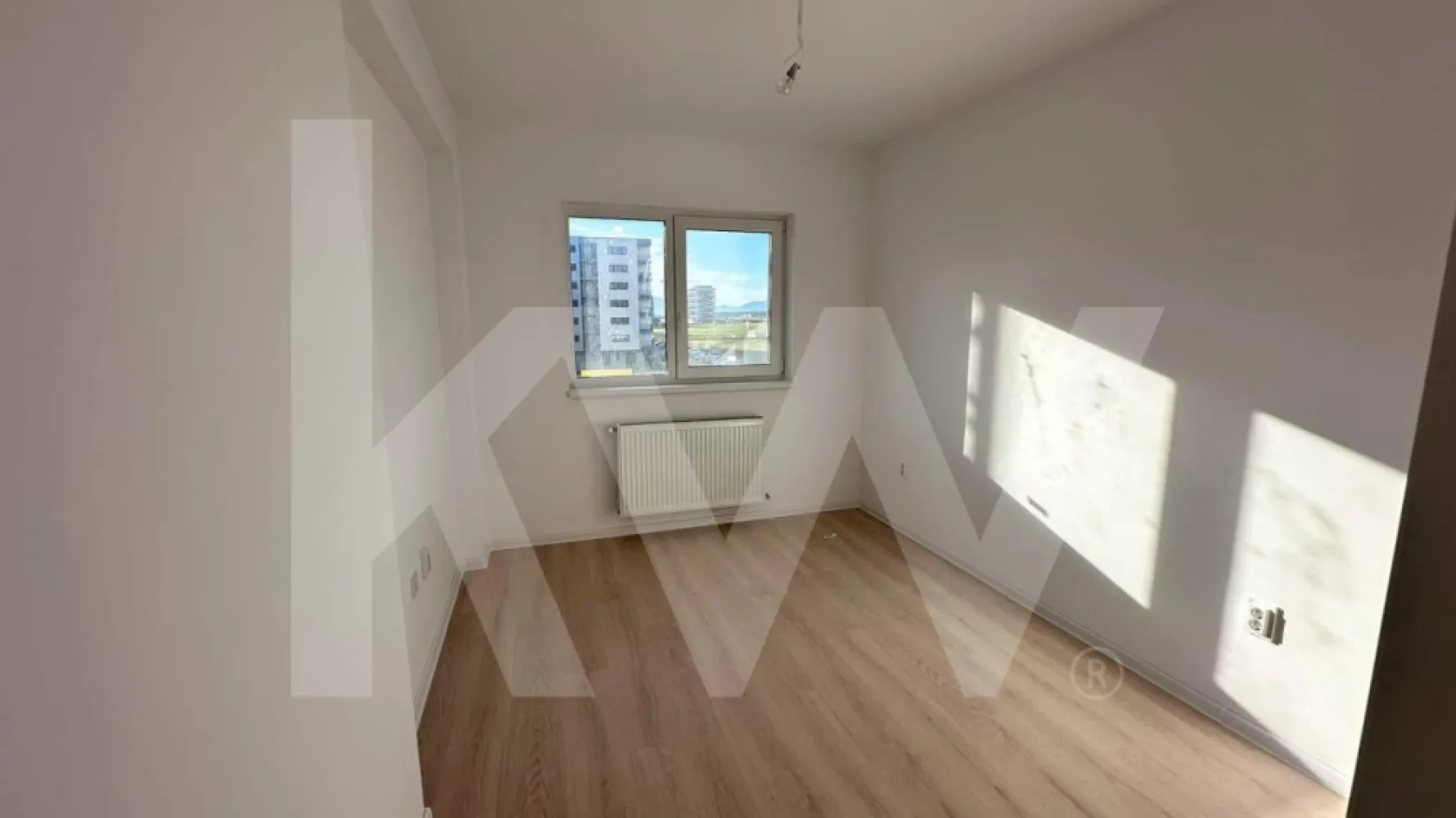 Apartament de vanzare 3 camere Sibiu Doamna Stanca 64mpu finisat cheie - Apartament de vanzare 3 camere Sibiu Doamna Stanca 64mpu finisat la cheie.
Descoperiti noul dumneavoastra camin – un apartament de 3 camere in zona Doamna Stanca!
Va prezentam un apartament spatios, cu o suprafata utila de 63,70 mp, completat de un balcon de 10,47 mp, ideal pentru momente de relaxare. Situat la etajul 1 dintr-un bloc modern cu 6 etaje + etaj retras, acest imobil decomandat imbina confortul si functionalitatea intr-o locatie de exceptie.
Beneficiile pe care le veti avea:
Confort si spatiu: Compartimentare inteligenta, incluzand 2 dormitoare ( unul cu baie proprie ), 2 bai, un living open-space cu bucatarie in suprafata de 29,78mp, nemobilat, dar pregatit sa fie transformat in caminul ideal.
Conexiune cu punctele de interes: Aproape de scoala, gradinita, Shopping City, restaurante si magazine – tot ce aveti nevoie la doar cativa pasi distanta.
Economie de timp și bani: Loc de parcare inclus in pret si toate utilitatile necesare deja disponibile – curent electric, apa, gaz, CATV, fibra optica.
Calitate si siguranta: Blocul este construit in 2025, cu structura din caramida, izolatie termica, interfon si lift. În interior, locuința este va fi pregătită la stadiul de cheie cu finisaje moderne, centrala termică în condensație.
Nu lăsați această oportunitate să vă scape:
Astfel de apartamente, într-o locație atât de dorită, se vând rapid! Imaginați-vă cum ar fi să trăiți într-o locuință nouă, sigură, confortabilă și conectată la toate facilitățile zonei.

Ce trebuie să faceți acum?
Contactați-ne pentru a programa un tur de vizionare. Vă vom ghida personal și vă vom arăta cum acest apartament poate deveni casa pe care ați visat-o întotdeauna.
Acum este momentul să transformați această oportunitate în realitate!
