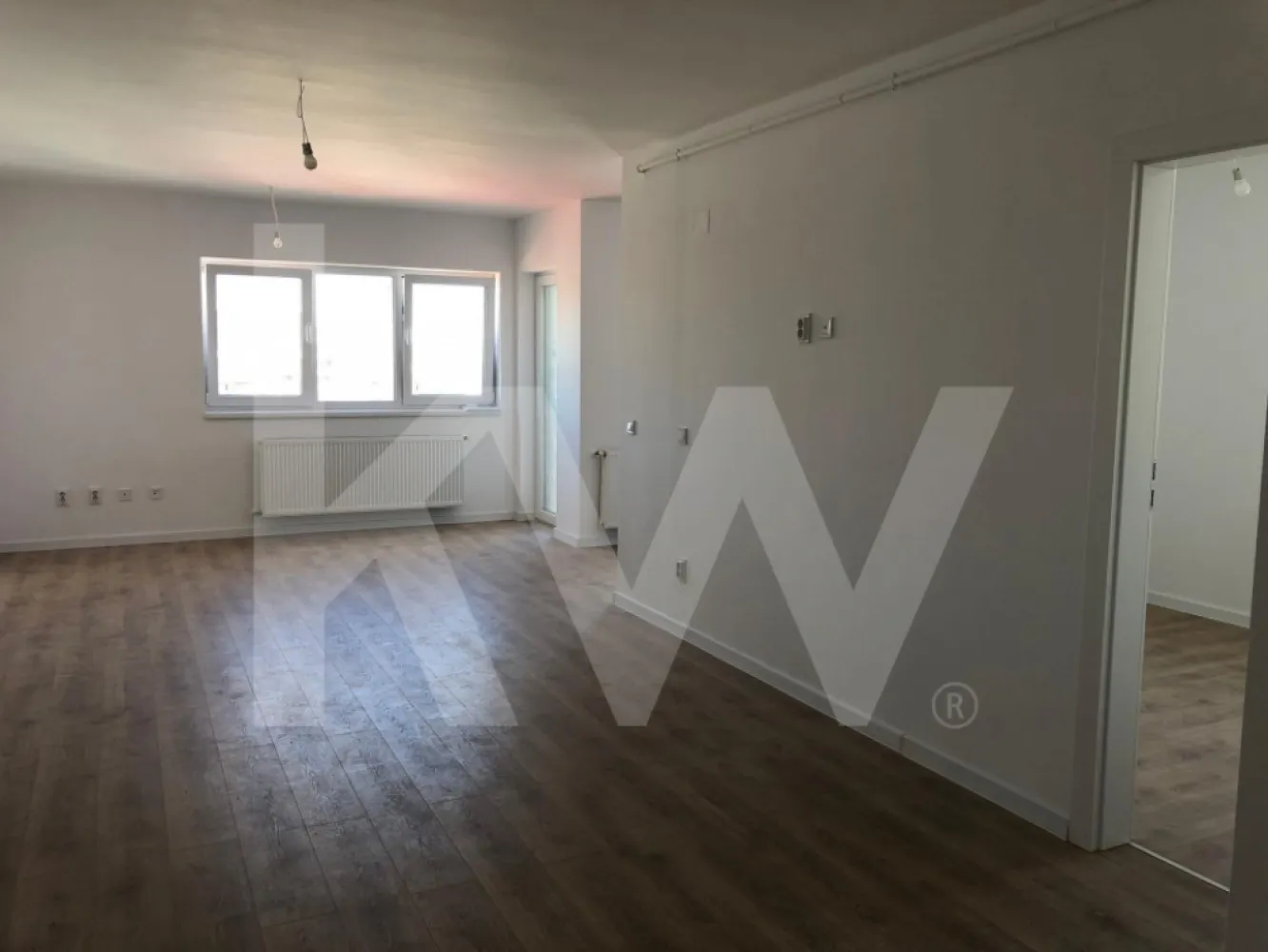 Apartament de vanzare 3 camere Sibiu Doamna Stanca 64mpu finisat cheie - Apartament de vanzare 3 camere Sibiu Doamna Stanca 64mpu finisat la cheie.
Descoperiti noul dumneavoastra camin – un apartament de 3 camere in zona Doamna Stanca!
Va prezentam un apartament spatios, cu o suprafata utila de 63,70 mp, completat de un balcon de 10,47 mp, ideal pentru momente de relaxare. Situat la etajul 1 dintr-un bloc modern cu 6 etaje + etaj retras, acest imobil decomandat imbina confortul si functionalitatea intr-o locatie de exceptie.
Beneficiile pe care le veti avea:
Confort si spatiu: Compartimentare inteligenta, incluzand 2 dormitoare ( unul cu baie proprie ), 2 bai, un living open-space cu bucatarie in suprafata de 29,78mp, nemobilat, dar pregatit sa fie transformat in caminul ideal.
Conexiune cu punctele de interes: Aproape de scoala, gradinita, Shopping City, restaurante si magazine – tot ce aveti nevoie la doar cativa pasi distanta.
Economie de timp și bani: Loc de parcare inclus in pret si toate utilitatile necesare deja disponibile – curent electric, apa, gaz, CATV, fibra optica.
Calitate si siguranta: Blocul este construit in 2025, cu structura din caramida, izolatie termica, interfon si lift. În interior, locuința este va fi pregătită la stadiul de cheie cu finisaje moderne, centrala termică în condensație.
Nu lăsați această oportunitate să vă scape:
Astfel de apartamente, într-o locație atât de dorită, se vând rapid! Imaginați-vă cum ar fi să trăiți într-o locuință nouă, sigură, confortabilă și conectată la toate facilitățile zonei.

Ce trebuie să faceți acum?
Contactați-ne pentru a programa un tur de vizionare. Vă vom ghida personal și vă vom arăta cum acest apartament poate deveni casa pe care ați visat-o întotdeauna.
Acum este momentul să transformați această oportunitate în realitate!
