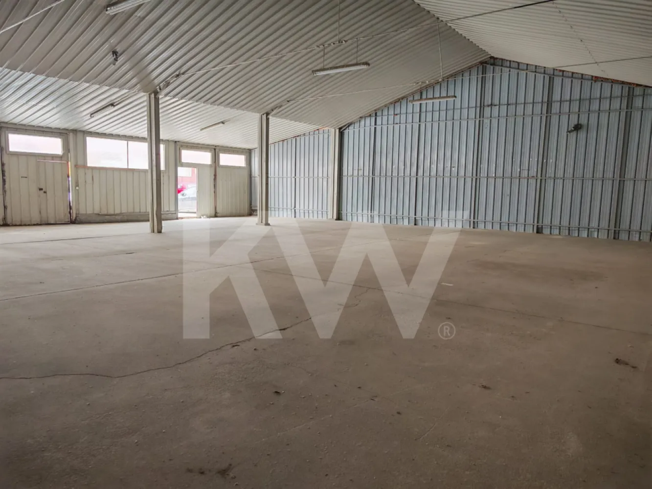 Hala industriala 828mp de inchiriat, Turnisor - Posibilitate compartimentare - Se ofera spre inchiriere hala industriala si comerciala in suprafata utila totala de 828 mp, situata in Sibiu, zona Turnisor.

Corpul total de hala este format din 3 corpuri distincte, cu suprafete de 216 mp, 272 mp, respectiv 340 mp. Acestea pot fi inchiriate separat sau impreuna, existand posibilitatea tehnica de trecere/comunicare directa dintr-o hala in cealalta.
Proprietatea este ideala pentru extinderea activitatii, depozitare rece, productie sau atelier tehnic/firme de logistica usoara.

Acces marfa: 5 porti de acces din curtea interioara (asigura flux logistic si incarcare/descarcare simultana pentru autoutilitare)
Inaltime utila minima: 3.10 m
Exterior: Curte comuna amenajata pentru manevre auto si locuri de parcare alocate.

Pret: 3 EUR/mp + TVA
Disponibilitate: Imediata

Spatiul ofera flexibilitate maxima pentru configurarea fluxului afacerii dumneavoastra, permitand adaptarea suprafetei in functie de necesitati. Pentru a programa o vizionare si a discuta detaliile tehnice de compartimentare sau interconectare
