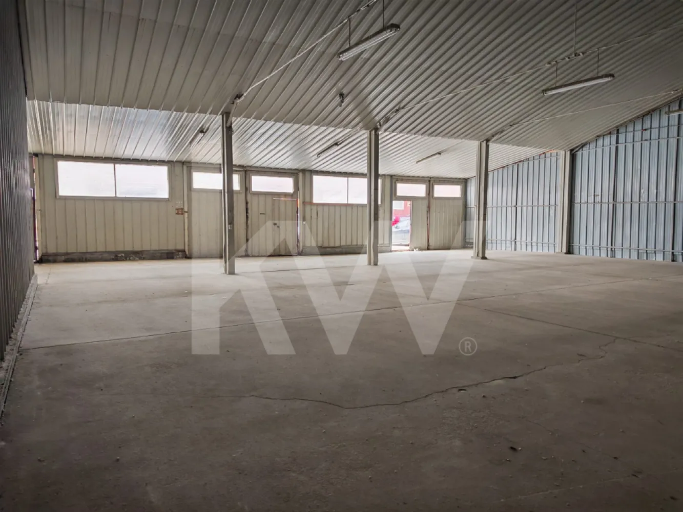 Hala industriala 828mp de inchiriat, Turnisor - Posibilitate compartimentare - Se ofera spre inchiriere hala industriala si comerciala in suprafata utila totala de 828 mp, situata in Sibiu, zona Turnisor.

Corpul total de hala este format din 3 corpuri distincte, cu suprafete de 216 mp, 272 mp, respectiv 340 mp. Acestea pot fi inchiriate separat sau impreuna, existand posibilitatea tehnica de trecere/comunicare directa dintr-o hala in cealalta.
Proprietatea este ideala pentru extinderea activitatii, depozitare rece, productie sau atelier tehnic/firme de logistica usoara.

Acces marfa: 5 porti de acces din curtea interioara (asigura flux logistic si incarcare/descarcare simultana pentru autoutilitare)
Inaltime utila minima: 3.10 m
Exterior: Curte comuna amenajata pentru manevre auto si locuri de parcare alocate.

Pret: 3 EUR/mp + TVA
Disponibilitate: Imediata

Spatiul ofera flexibilitate maxima pentru configurarea fluxului afacerii dumneavoastra, permitand adaptarea suprafetei in functie de necesitati. Pentru a programa o vizionare si a discuta detaliile tehnice de compartimentare sau interconectare
