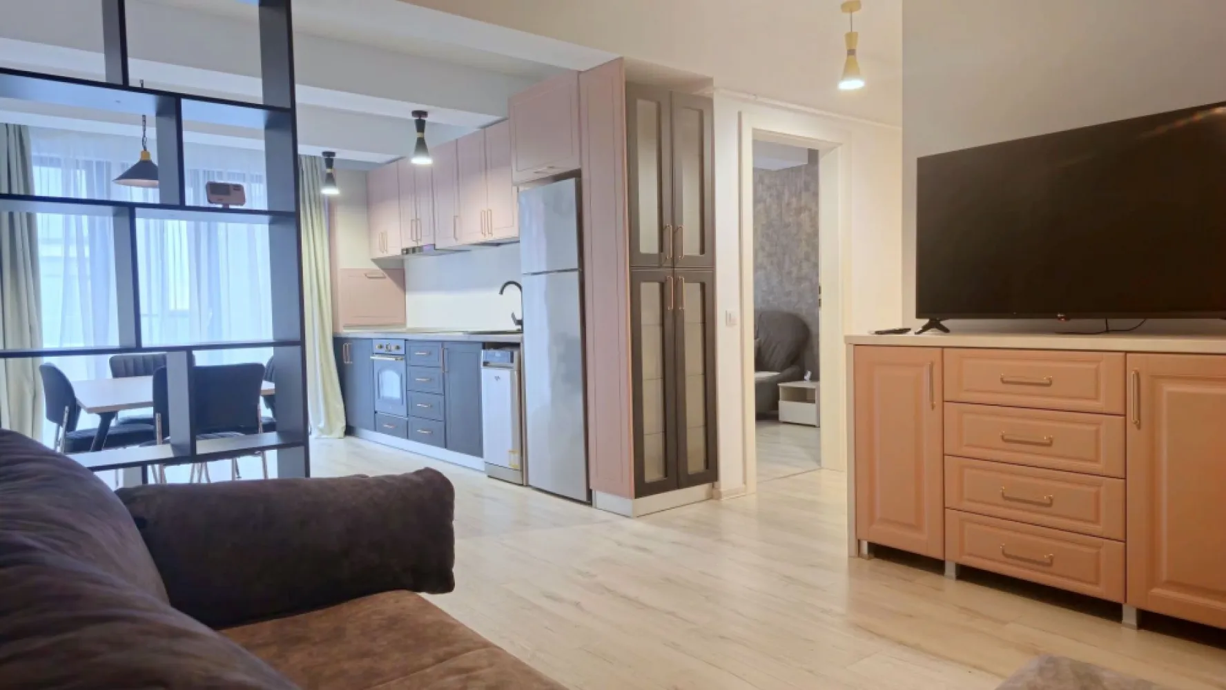 Apartament cu 2 camere premium – Central Park Galați, bloc nou - MAG INVEST vă propune spre închiriere un apartament modern cu 2 camere, situat în complexul rezidențial Central Park din Galați, într-un imobil nou, dat în folosință în anul 2024.

Apartamentul este poziționat la etajul 1 și beneficiază de o compartimentare eficientă, finisaje moderne și dotări premium, fiind ideal pentru persoane care își doresc confort, funcționalitate și acces rapid către principalele puncte de interes ale orașului.
Locuința este complet mobilată și utilată și dispune de living cu canapea extensibilă, dormitor matrimonial, bucătărie open-space complet echipată și baie modernă.

Dotări:
încălzire în pardoseală
centrală termică proprie
aer condiționat
Smart TV
internet
plită, hotă și cuptor electric
frigider
mașină de spălat vase
mașină de spălat rufe
uscător de rufe
mobilier și electrocasnice premium
Amplasarea reprezintă unul dintre principalele avantaje ale proprietății, complexul fiind situat într-o zonă apreciată din Galați, în apropiere de Lidl (IFR), parcuri, grădiniță și multiple facilități urbane. Palatul de Justiție și Faleza Dunării se află la aproximativ 5 minute distanță.

Condiții de închiriere:
chirie: 550 euro/lună
la semnarea contractului se achită prima lună de chirie, garanția și comisionul de intermediere
disponibil pentru închiriere pe termen lung

Pentru informații suplimentare și programarea unei vizionări:
MAG INVEST
Liliana Ene – Consilier Imobiliar
Telefon: 0746.252.252
Partenerul tău în decizii imobiliare inteligente.