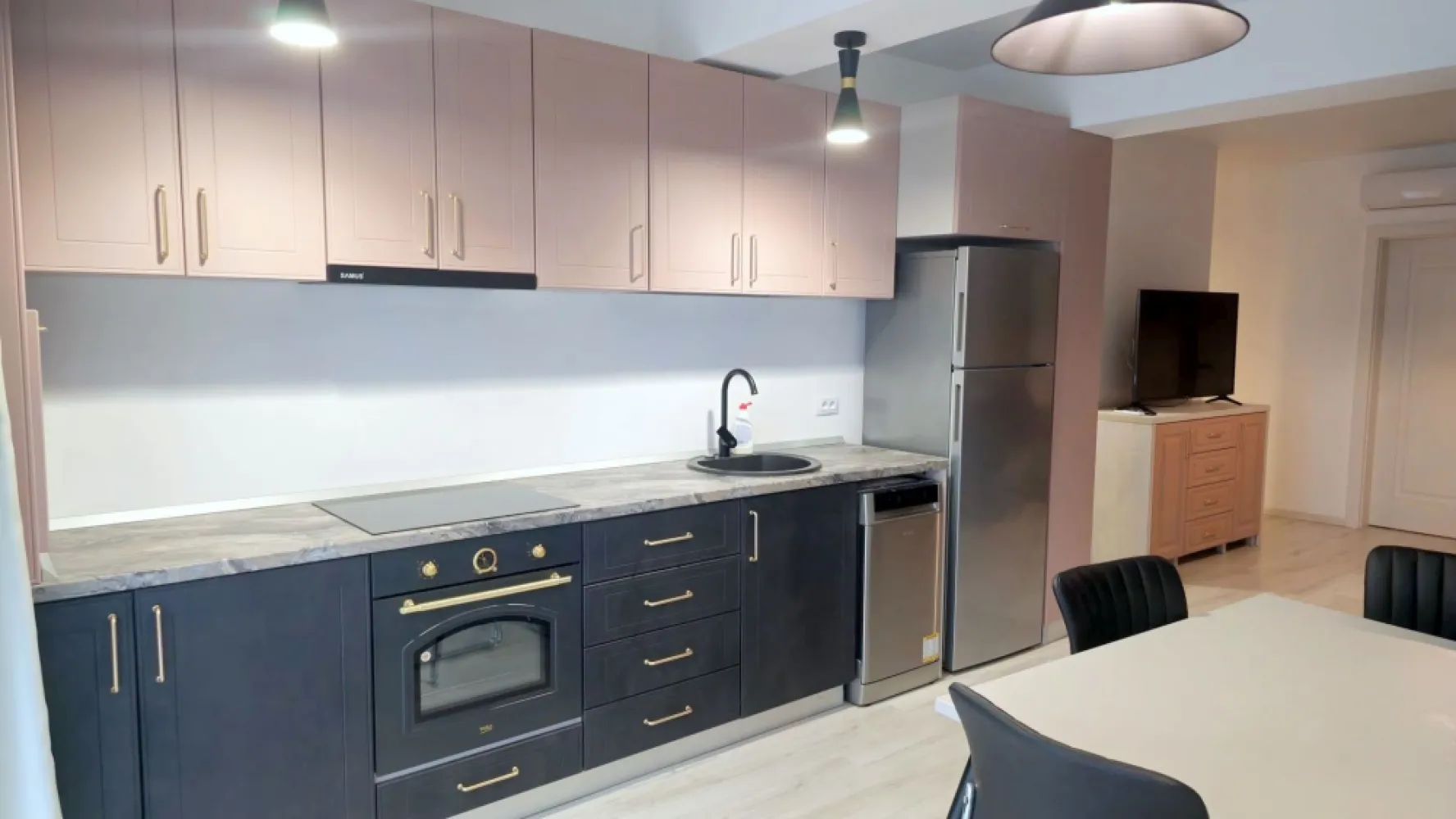 Apartament cu 2 camere premium – Central Park Galați, bloc nou - MAG INVEST vă propune spre închiriere un apartament modern cu 2 camere, situat în complexul rezidențial Central Park din Galați, într-un imobil nou, dat în folosință în anul 2024.

Apartamentul este poziționat la etajul 1 și beneficiază de o compartimentare eficientă, finisaje moderne și dotări premium, fiind ideal pentru persoane care își doresc confort, funcționalitate și acces rapid către principalele puncte de interes ale orașului.
Locuința este complet mobilată și utilată și dispune de living cu canapea extensibilă, dormitor matrimonial, bucătărie open-space complet echipată și baie modernă.

Dotări:
încălzire în pardoseală
centrală termică proprie
aer condiționat
Smart TV
internet
plită, hotă și cuptor electric
frigider
mașină de spălat vase
mașină de spălat rufe
uscător de rufe
mobilier și electrocasnice premium
Amplasarea reprezintă unul dintre principalele avantaje ale proprietății, complexul fiind situat într-o zonă apreciată din Galați, în apropiere de Lidl (IFR), parcuri, grădiniță și multiple facilități urbane. Palatul de Justiție și Faleza Dunării se află la aproximativ 5 minute distanță.

Condiții de închiriere:
chirie: 550 euro/lună
la semnarea contractului se achită prima lună de chirie, garanția și comisionul de intermediere
disponibil pentru închiriere pe termen lung

Pentru informații suplimentare și programarea unei vizionări:
MAG INVEST
Liliana Ene – Consilier Imobiliar
Telefon: 0746.252.252
Partenerul tău în decizii imobiliare inteligente.