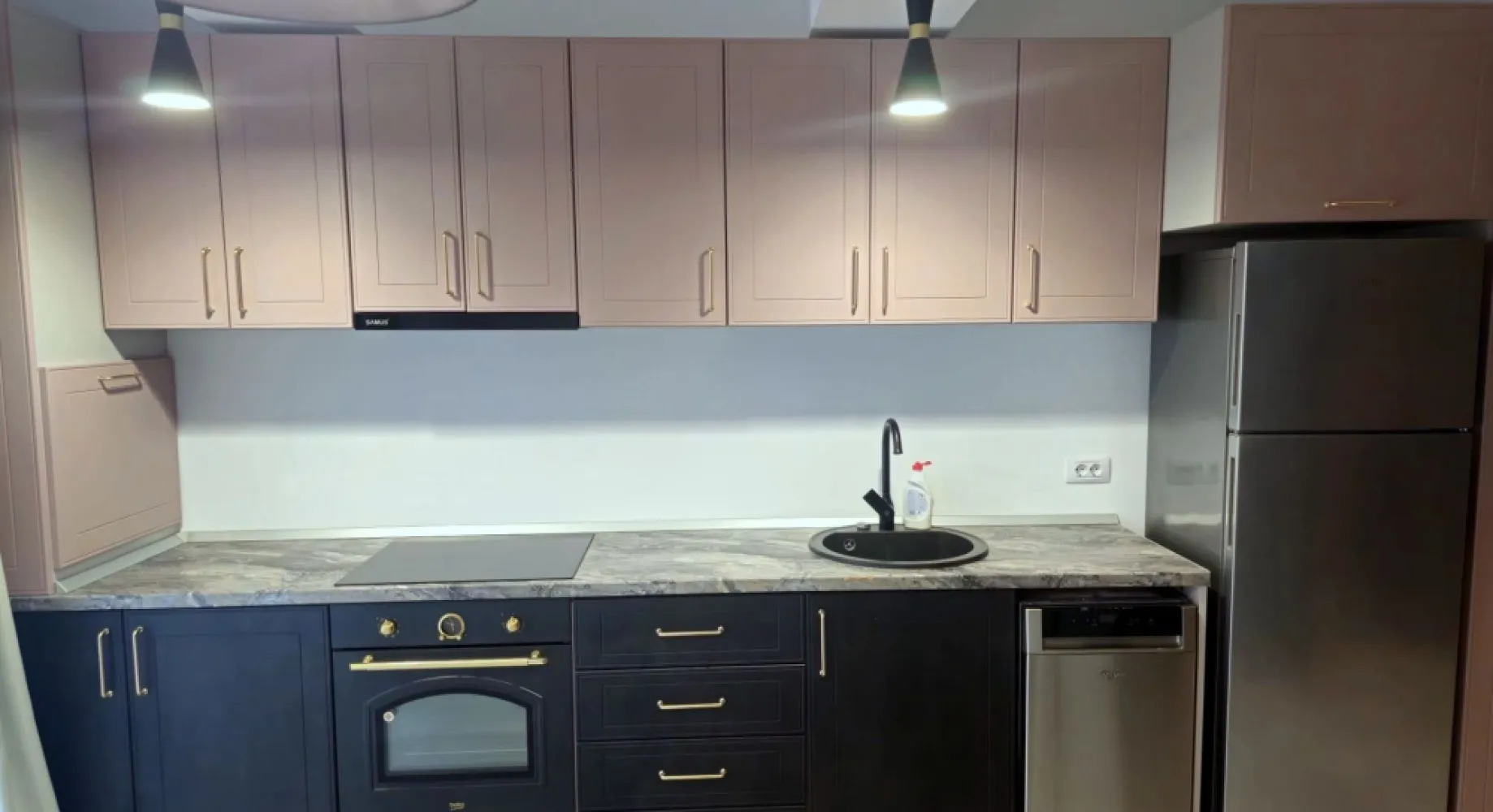 Apartament cu 2 camere premium – Central Park Galați, bloc nou - MAG INVEST vă propune spre închiriere un apartament modern cu 2 camere, situat în complexul rezidențial Central Park din Galați, într-un imobil nou, dat în folosință în anul 2024.

Apartamentul este poziționat la etajul 1 și beneficiază de o compartimentare eficientă, finisaje moderne și dotări premium, fiind ideal pentru persoane care își doresc confort, funcționalitate și acces rapid către principalele puncte de interes ale orașului.
Locuința este complet mobilată și utilată și dispune de living cu canapea extensibilă, dormitor matrimonial, bucătărie open-space complet echipată și baie modernă.

Dotări:
încălzire în pardoseală
centrală termică proprie
aer condiționat
Smart TV
internet
plită, hotă și cuptor electric
frigider
mașină de spălat vase
mașină de spălat rufe
uscător de rufe
mobilier și electrocasnice premium
Amplasarea reprezintă unul dintre principalele avantaje ale proprietății, complexul fiind situat într-o zonă apreciată din Galați, în apropiere de Lidl (IFR), parcuri, grădiniță și multiple facilități urbane. Palatul de Justiție și Faleza Dunării se află la aproximativ 5 minute distanță.

Condiții de închiriere:
chirie: 550 euro/lună
la semnarea contractului se achită prima lună de chirie, garanția și comisionul de intermediere
disponibil pentru închiriere pe termen lung

Pentru informații suplimentare și programarea unei vizionări:
MAG INVEST
Liliana Ene – Consilier Imobiliar
Telefon: 0746.252.252
Partenerul tău în decizii imobiliare inteligente.