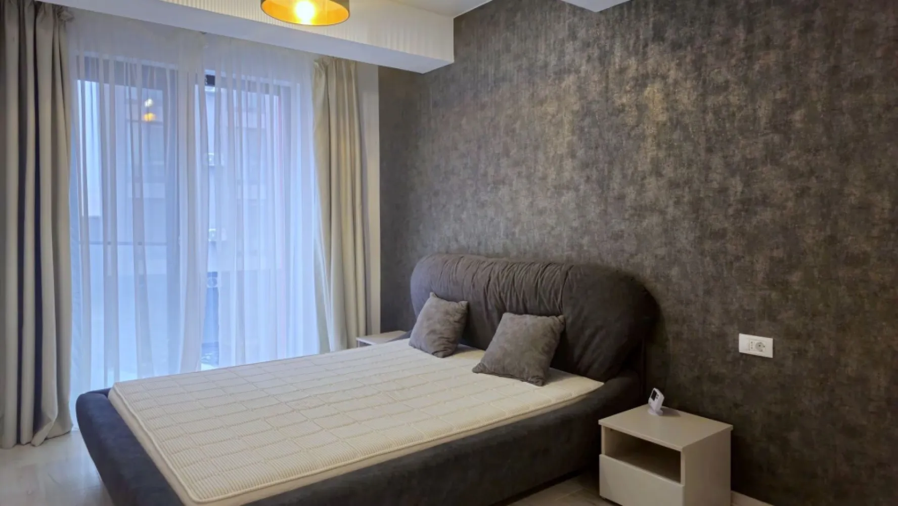 Apartament cu 2 camere premium – Central Park Galați, bloc nou - MAG INVEST vă propune spre închiriere un apartament modern cu 2 camere, situat în complexul rezidențial Central Park din Galați, într-un imobil nou, dat în folosință în anul 2024.

Apartamentul este poziționat la etajul 1 și beneficiază de o compartimentare eficientă, finisaje moderne și dotări premium, fiind ideal pentru persoane care își doresc confort, funcționalitate și acces rapid către principalele puncte de interes ale orașului.
Locuința este complet mobilată și utilată și dispune de living cu canapea extensibilă, dormitor matrimonial, bucătărie open-space complet echipată și baie modernă.

Dotări:
încălzire în pardoseală
centrală termică proprie
aer condiționat
Smart TV
internet
plită, hotă și cuptor electric
frigider
mașină de spălat vase
mașină de spălat rufe
uscător de rufe
mobilier și electrocasnice premium
Amplasarea reprezintă unul dintre principalele avantaje ale proprietății, complexul fiind situat într-o zonă apreciată din Galați, în apropiere de Lidl (IFR), parcuri, grădiniță și multiple facilități urbane. Palatul de Justiție și Faleza Dunării se află la aproximativ 5 minute distanță.

Condiții de închiriere:
chirie: 550 euro/lună
la semnarea contractului se achită prima lună de chirie, garanția și comisionul de intermediere
disponibil pentru închiriere pe termen lung

Pentru informații suplimentare și programarea unei vizionări:
MAG INVEST
Liliana Ene – Consilier Imobiliar
Telefon: 0746.252.252
Partenerul tău în decizii imobiliare inteligente.
