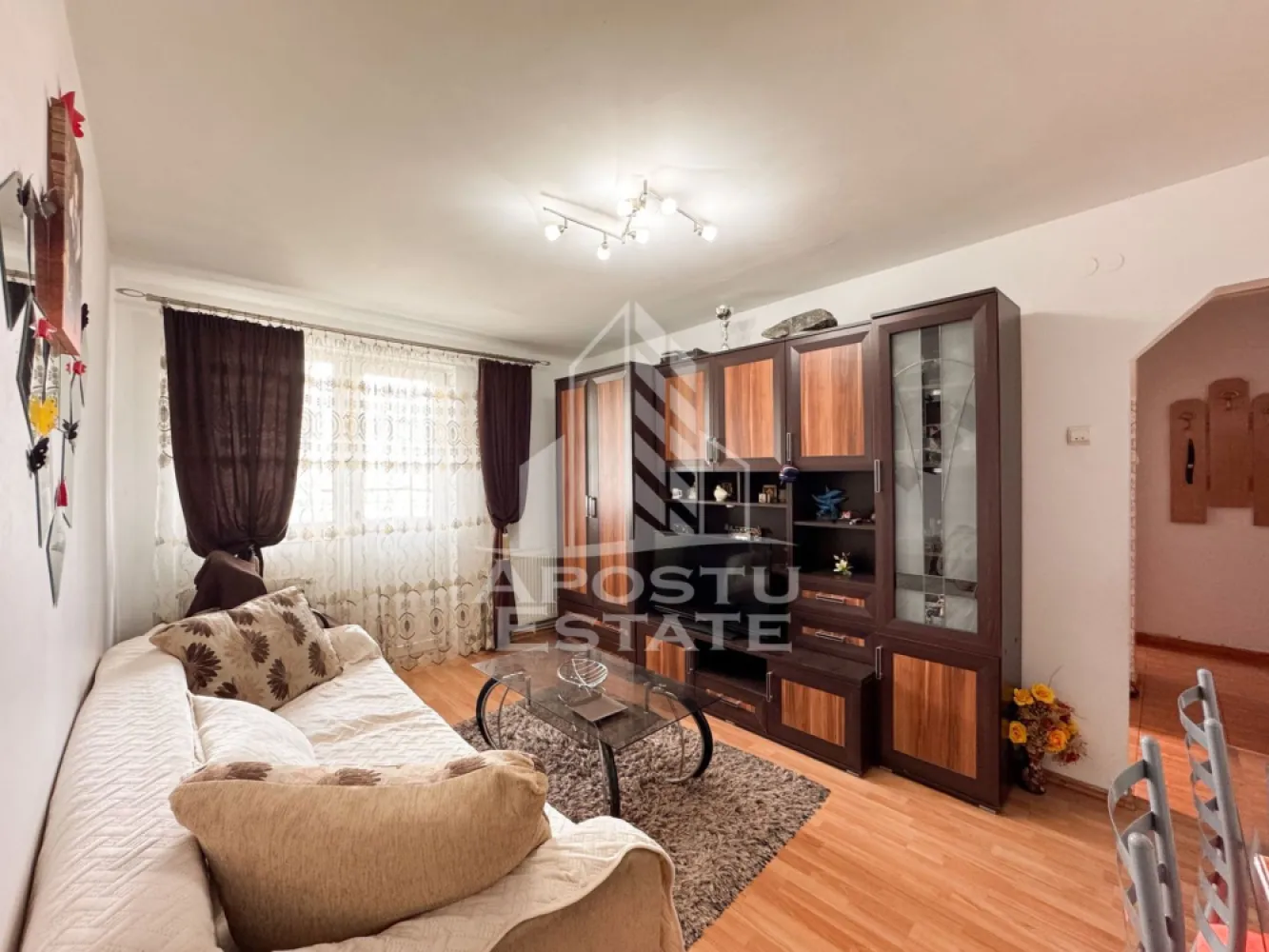 Apartament 3 camere, centrala proprie, mobilat, Micro 6, Hunedoara - Agentie imobiliara, APOSTU ESTATE, va propune spre vanzare un apartament cu 3 camere, semi-decomandat, aflat la etajul 4 din 4, bloc cu acoperis solid, situat in cartierul Micro 6 din Hunedoara.

Actualul proprietar a renovat apartamentul complet in anul 2020, fiind inlocuita inclusiv instalatia electrica.

Suprafata utila a apartamentului este de 47 mp + 3 mp balcon, compartimentata astfel:
- 3 camere
- 1 bucatarie
- 1 baie cu geam si cada
- 2 holuri de acces
- 1 balcon de 3mp

Confortul termic este asigurat prin intermediul centralei termice proprii pe gaz.

Apartamentul se vinde mobilat si utilat, conform fotografiilor.

Oferim consultanta gratuita cu privire la obtinerea creditelor bancare pentru achizitii imobiliare. 

Nu ezitati a ne contacta pentru stabilirea unei vizionari sau alte informatii suplimentare.

ID intern: CP3131976