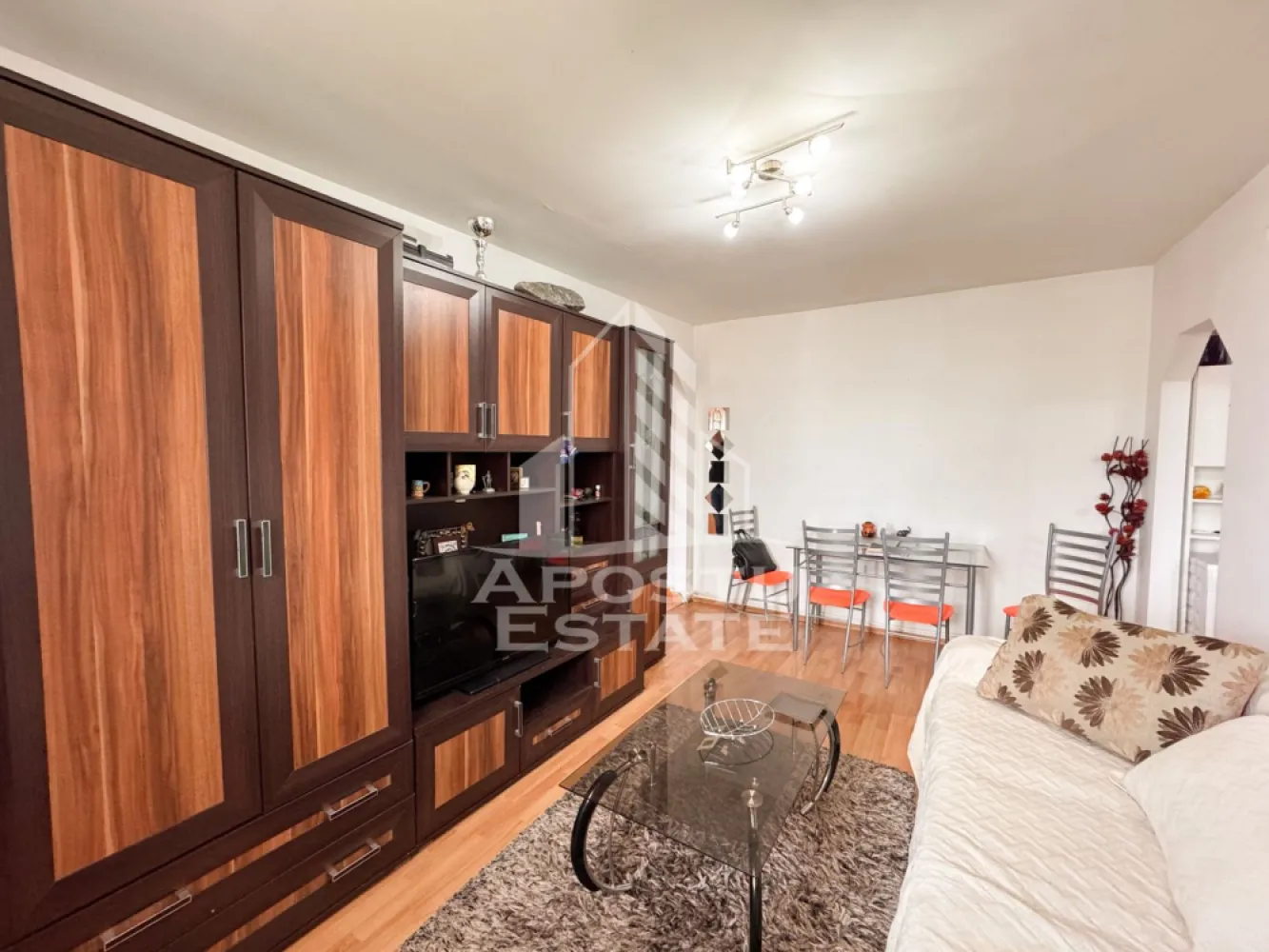 Apartament 3 camere, centrala proprie, mobilat, Micro 6, Hunedoara - Agentie imobiliara, APOSTU ESTATE, va propune spre vanzare un apartament cu 3 camere, semi-decomandat, aflat la etajul 4 din 4, bloc cu acoperis solid, situat in cartierul Micro 6 din Hunedoara.

Actualul proprietar a renovat apartamentul complet in anul 2020, fiind inlocuita inclusiv instalatia electrica.

Suprafata utila a apartamentului este de 47 mp + 3 mp balcon, compartimentata astfel:
- 3 camere
- 1 bucatarie
- 1 baie cu geam si cada
- 2 holuri de acces
- 1 balcon de 3mp

Confortul termic este asigurat prin intermediul centralei termice proprii pe gaz.

Apartamentul se vinde mobilat si utilat, conform fotografiilor.

Oferim consultanta gratuita cu privire la obtinerea creditelor bancare pentru achizitii imobiliare. 

Nu ezitati a ne contacta pentru stabilirea unei vizionari sau alte informatii suplimentare.

ID intern: CP3131976
