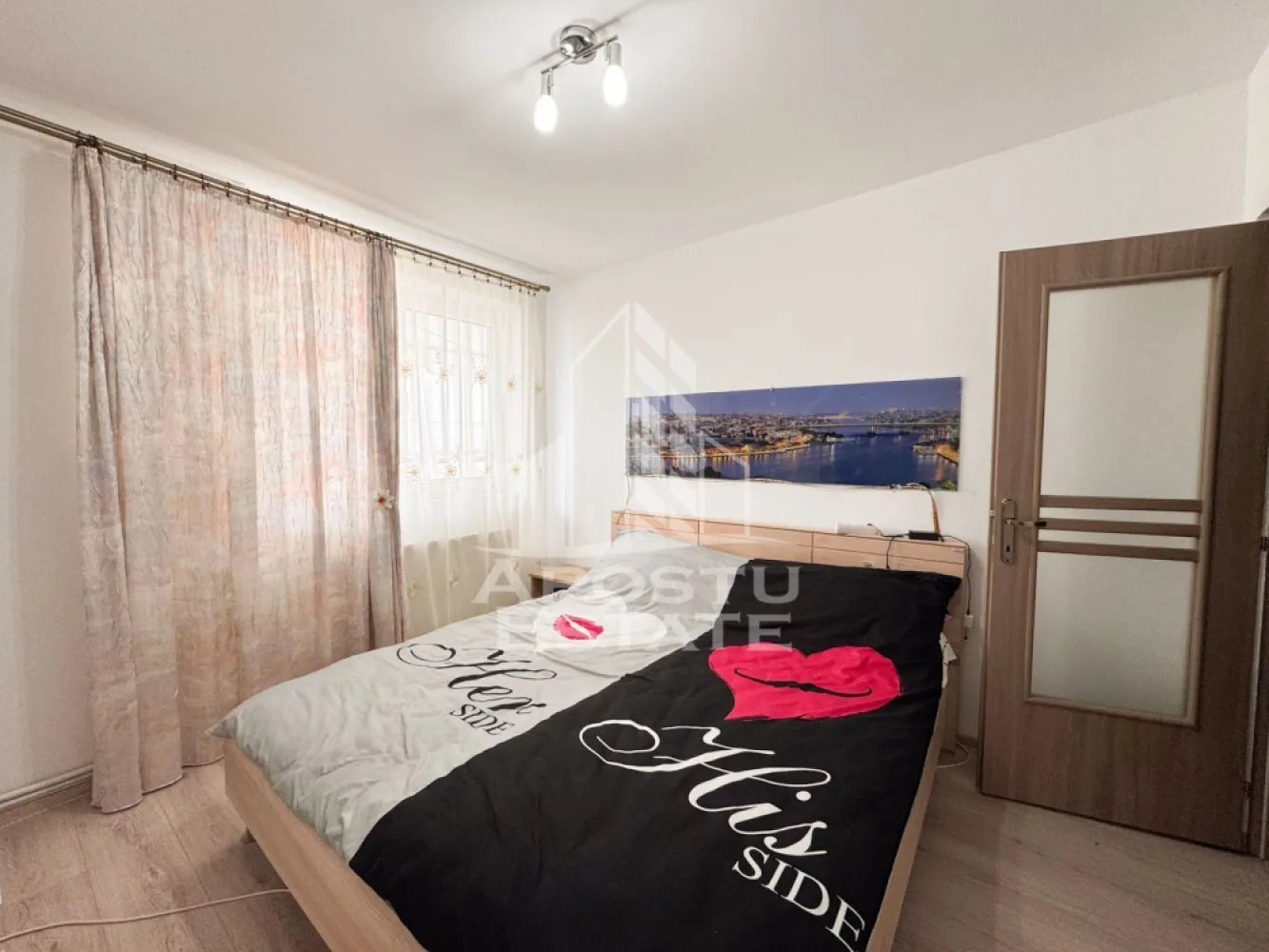Apartament 3 camere, centrala proprie, mobilat, Micro 6, Hunedoara - Agentie imobiliara, APOSTU ESTATE, va propune spre vanzare un apartament cu 3 camere, semi-decomandat, aflat la etajul 4 din 4, bloc cu acoperis solid, situat in cartierul Micro 6 din Hunedoara.

Actualul proprietar a renovat apartamentul complet in anul 2020, fiind inlocuita inclusiv instalatia electrica.

Suprafata utila a apartamentului este de 47 mp + 3 mp balcon, compartimentata astfel:
- 3 camere
- 1 bucatarie
- 1 baie cu geam si cada
- 2 holuri de acces
- 1 balcon de 3mp

Confortul termic este asigurat prin intermediul centralei termice proprii pe gaz.

Apartamentul se vinde mobilat si utilat, conform fotografiilor.

Oferim consultanta gratuita cu privire la obtinerea creditelor bancare pentru achizitii imobiliare. 

Nu ezitati a ne contacta pentru stabilirea unei vizionari sau alte informatii suplimentare.

ID intern: CP3131976