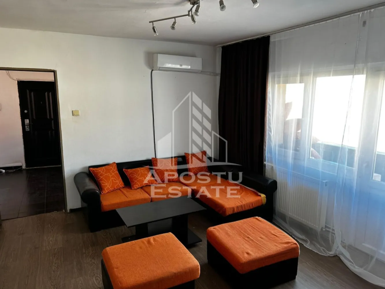 Apartament 2 camere de vanzare, zona Torontalului, Timisoara - Agentia imobiliara APOSTU ESTATE va propune spre vanzare un apartament cu 2 camere, semidecomandat, etaj 4/4, situat in zona Torontalului/Bucovina din Timisoara, judetul Timis.
Apartamentul este amplasat la etajul 4 din 4 si are o suprafata utila de 50,6 mp plus doua balcoane de 6,9 mp.
Blocul detine acoperis si regasim 3 apartamente pe etaj.
Confortul termic se realizeaza prin intermediul centralei proprii pe gaz cu sistem de incalzire prin calorifere.
Compartimentare:
-bucatarie inchisa
-living
-dormitor
- baie cu cabina de dus
Proprietatea se vinde cum se vede in imagini si este o varianta ideala pentru familii, cuplu, investitie.
Vecinatati: Mijloace transport in comun la 3 min de mers pe jos, Vox Technology Park la 10 minute de mers pe jos,Iulius Mall la 8 minute cu masina, Centrul orasului la 13 minute cu masina, Parcul Bucovina la 2 min de mers pe jos.
Agentia imobiliara Apostu Estate va ofera consultanta bancara gratuita prin intermediul colaboratorilor nostri pentru alegerea celui mai potrivit tip de credit, astfel incat tu sa devi noul proprietar al acestui apartament.
Va asteptam cu drag la o vizionare!
Id Intern: CP3118380