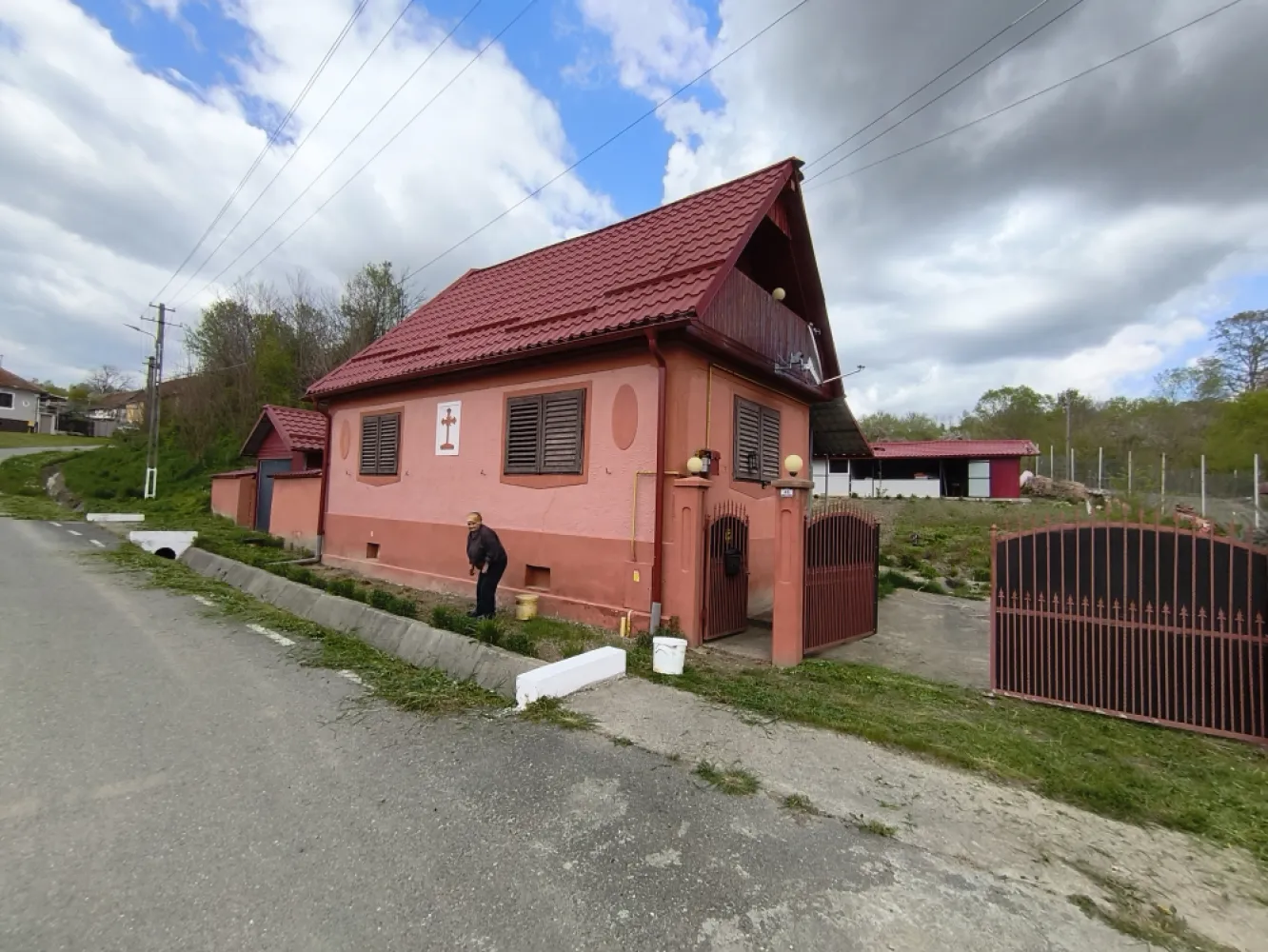 Vând casă renovată la 30 de km de Sibiu - Vând casă renovată la 30 de km de Sibiu, renovată și utilată .Este izolata pe interior, instalație electrică și termică noua, acoperis nou, dulgherie la acoperiș nouă, filigorie,garaj, terasă, cămară,afumatoare,gradina intravilan cu pomi fructiferi.&nbsp;