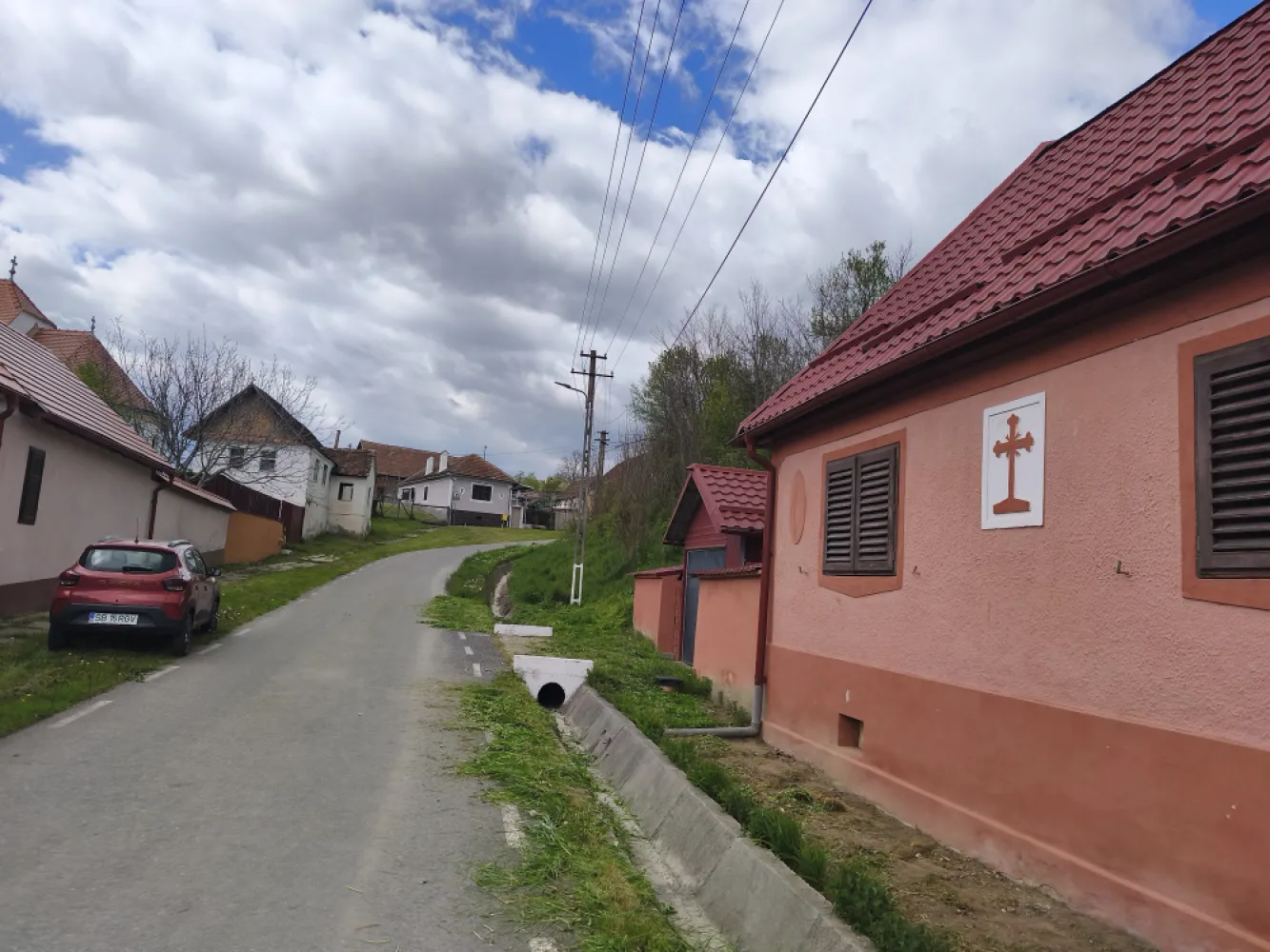 Vând casă renovată la 30 de km de Sibiu - Vând casă renovată la 30 de km de Sibiu, renovată și utilată .Este izolata pe interior, instalație electrică și termică noua, acoperis nou, dulgherie la acoperiș nouă, filigorie,garaj, terasă, cămară,afumatoare,gradina intravilan cu pomi fructiferi.&nbsp;